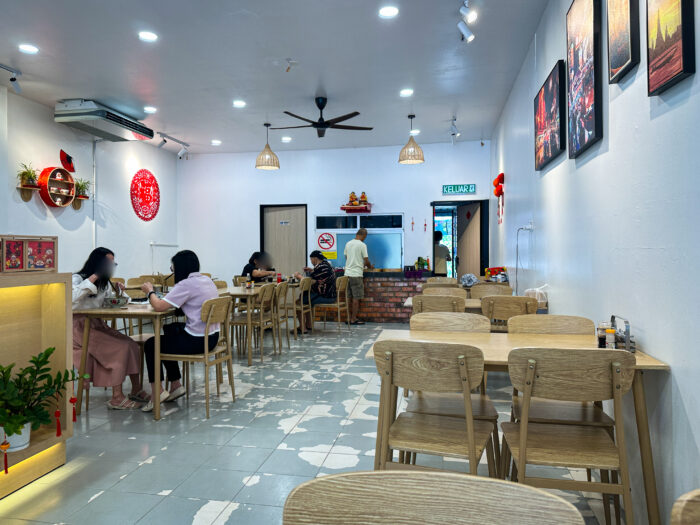 Segamatのタイ料理店ChonThongの内観。清潔感が合って、エアコンも効いて涼しい。