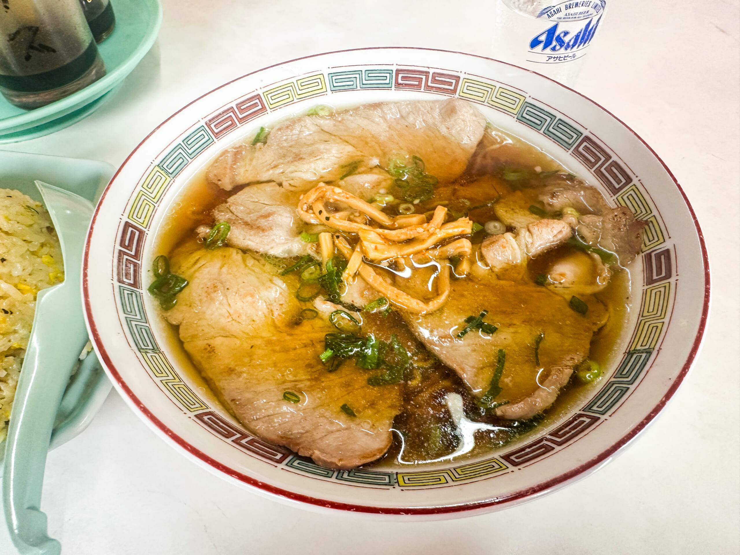 北京亭の焼肉ラーメンに乗った豚肉
