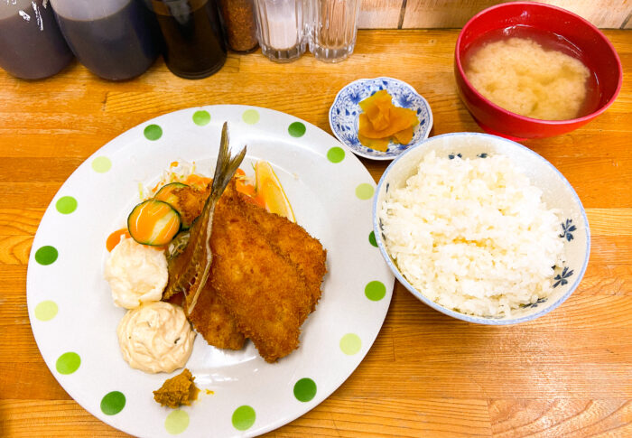 沼津港で朝5時から食べられる絶品アジフライ！『大衆食堂せきの』で港の朝ごはん