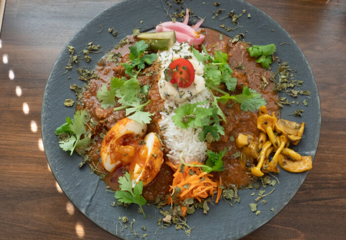 『スパイスセブン』｜お皿に描かれるスパイスのアートカレーはスパイス、ヘブン！