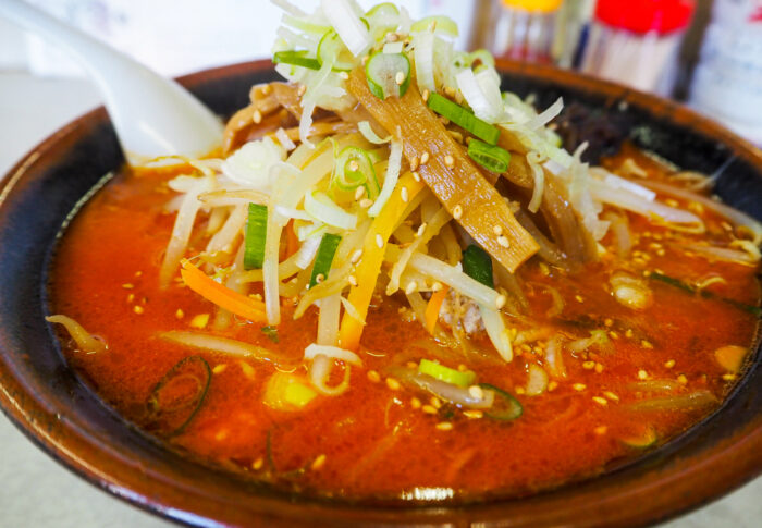 沼津「ラーメン力家」｜手打ち麺の辛口赤ダレにんにくラーメンと麻婆丼