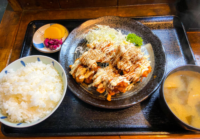 『万里食堂』｜伊東川奈の隠れた名店は量も味も最強の食堂だった！