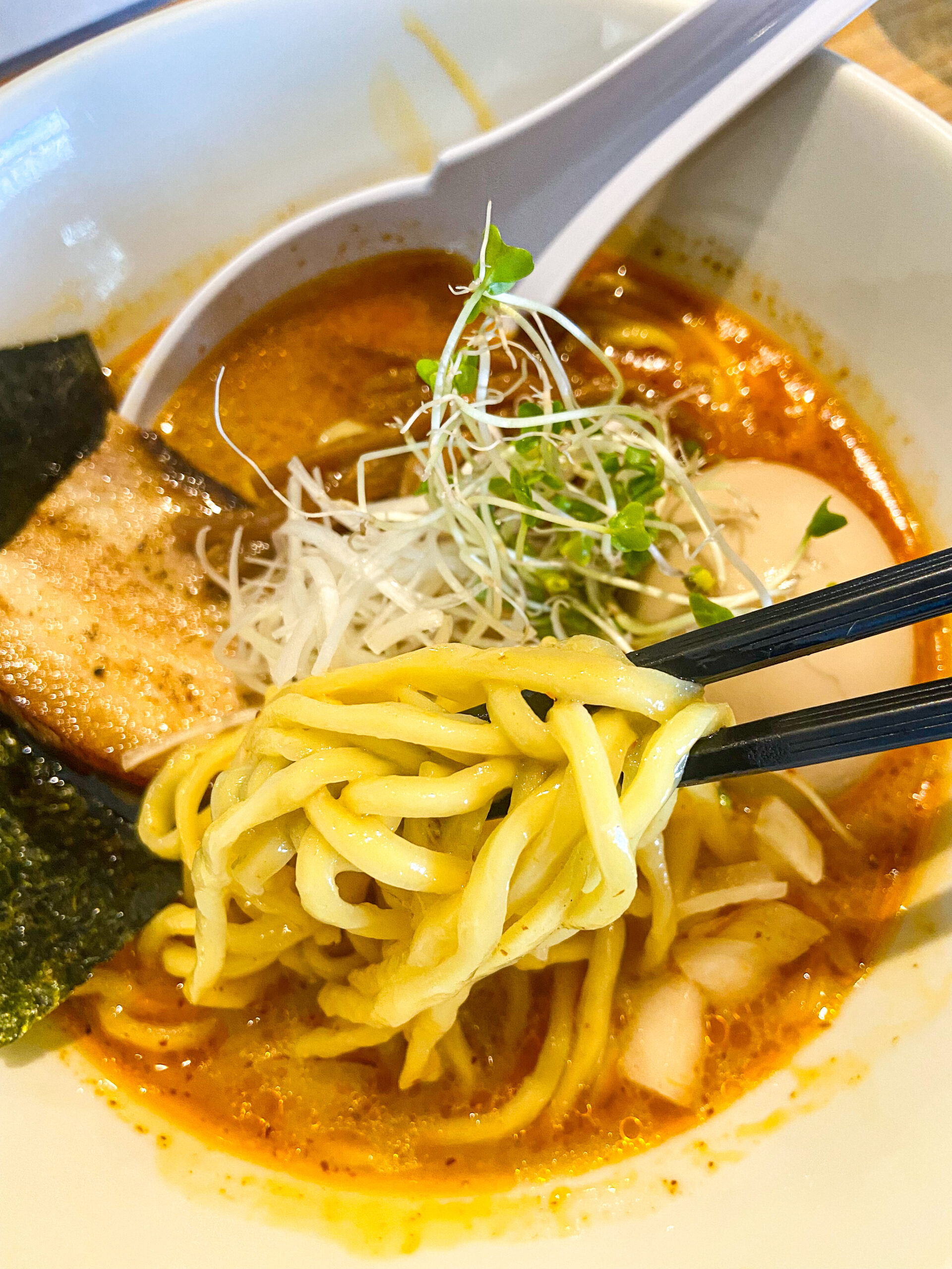 らーめんらZOKUの「みそ魔界（激辛）」中太の縮れ麺