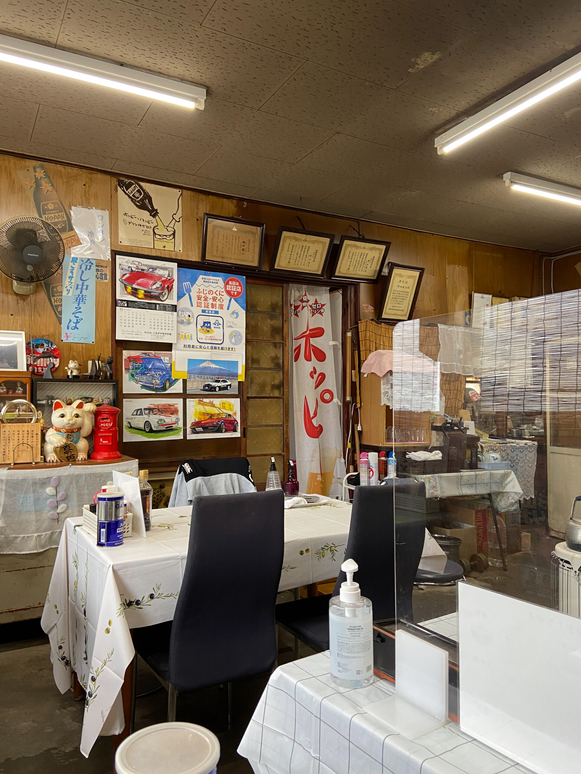 さなだ食堂の店内テーブル席の様子