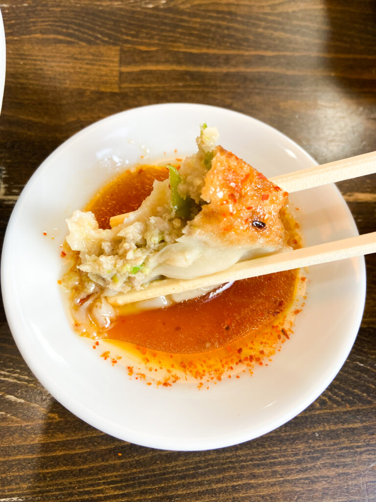 『北口亭』【沼津】｜焼いてから茹でる沼津餃子の中央亭のライバル？ Awesome Trips