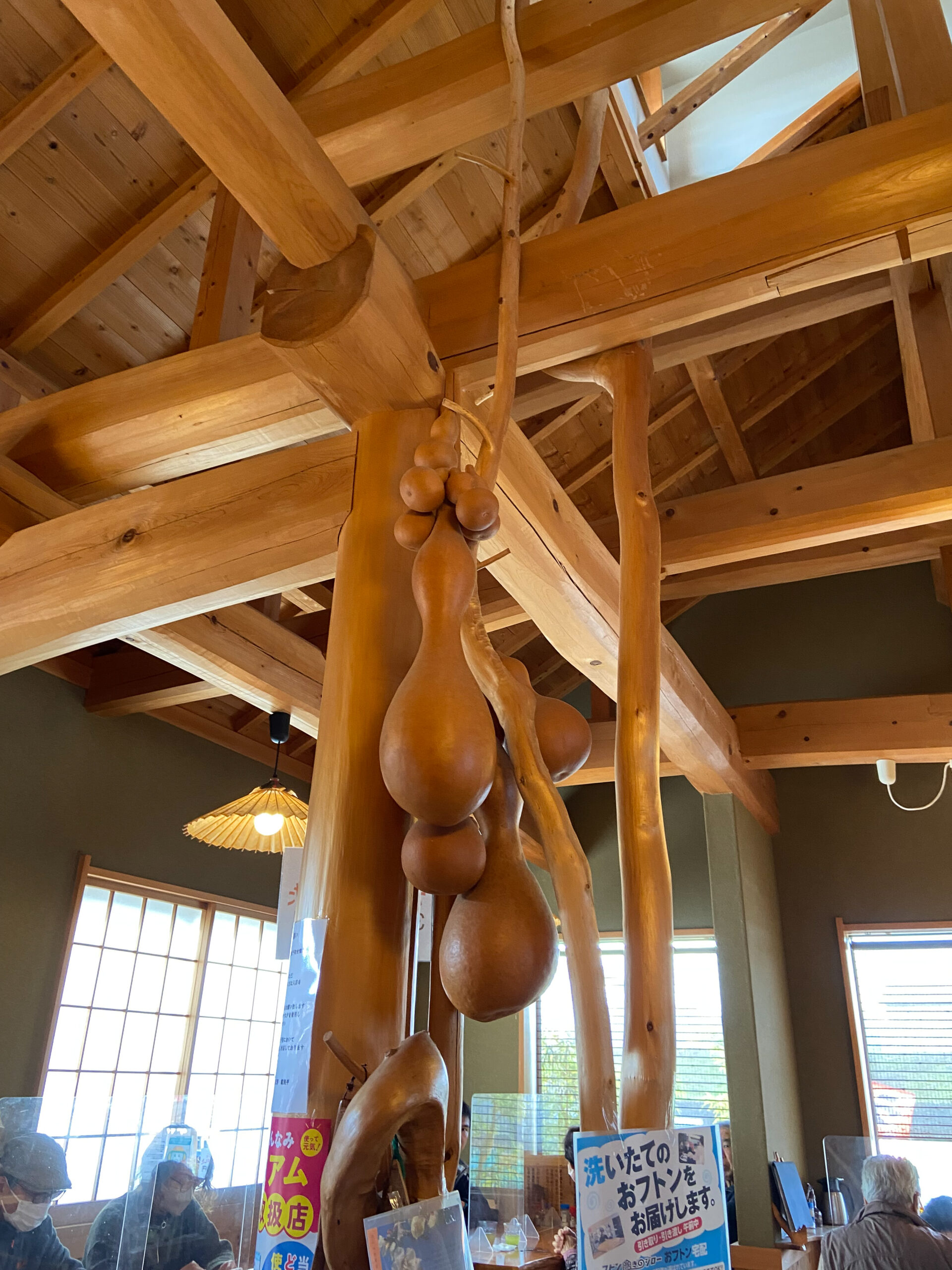 手打宏房・饂飩亭の店内カウンター席と落ち着いた和風空間