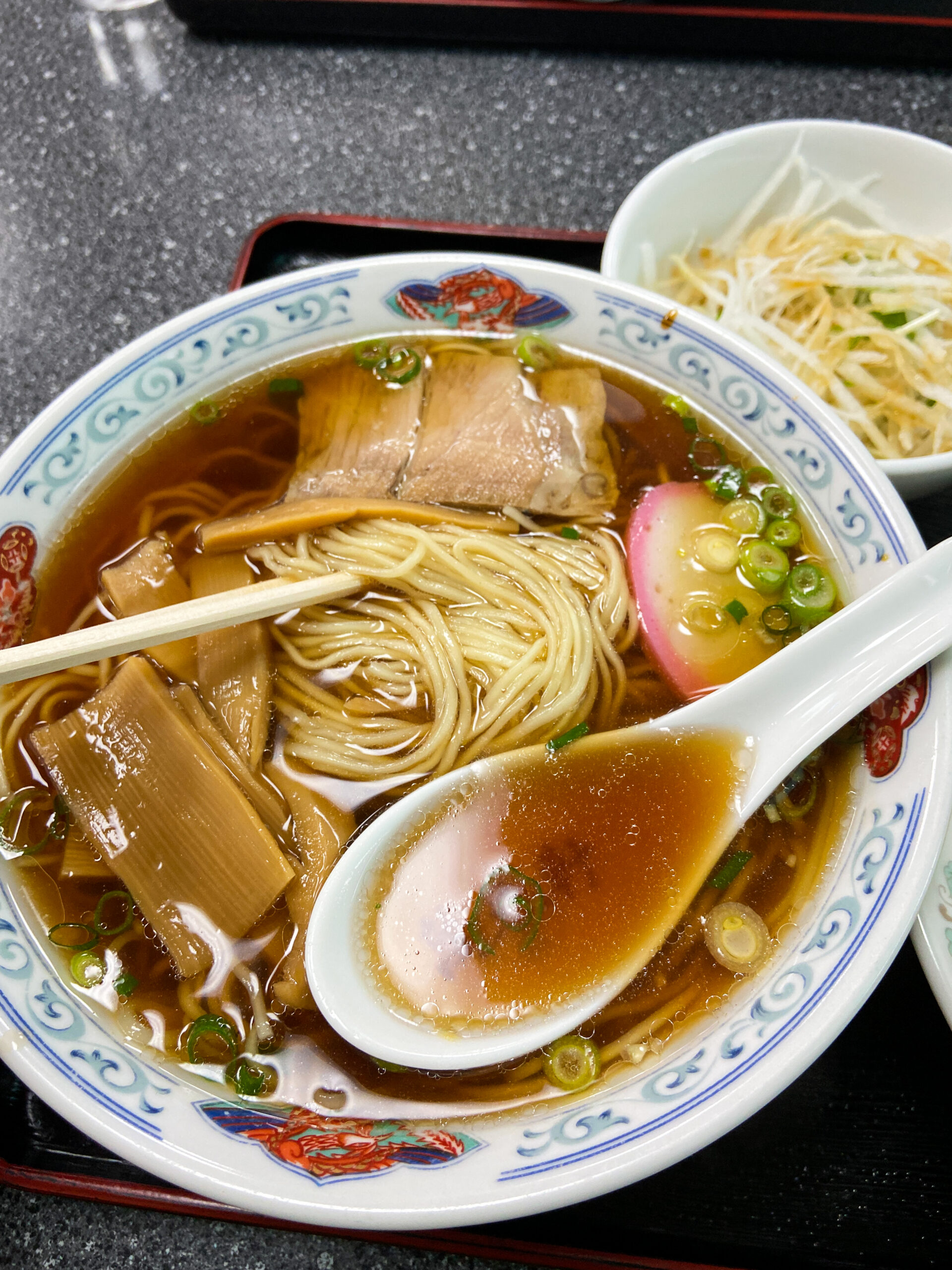 萬来軒柳町支店　ラーメンセットのラーメンの麺リフト（沼津市柳町の人気町中華）