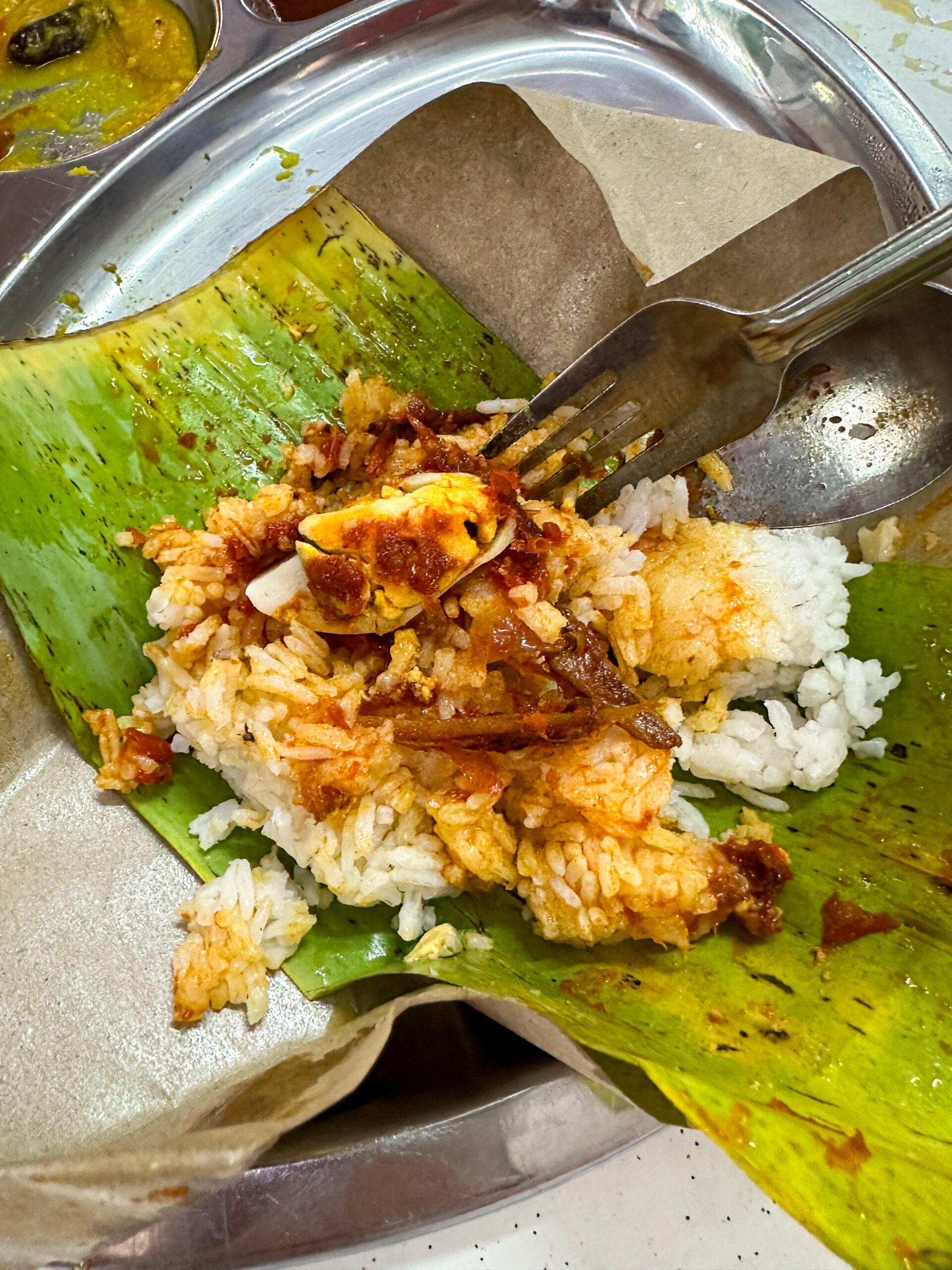 バナナリーフに包まれたナシレマッ（マレーシアの朝食）