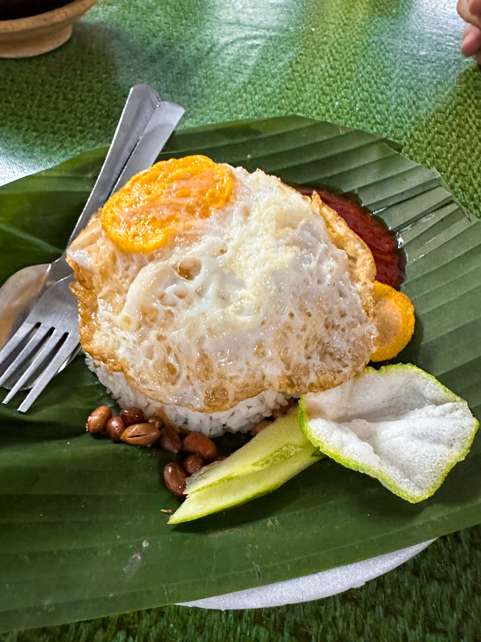 ナシレマッの基本セット（サンバル・イカンビリス・卵付き）