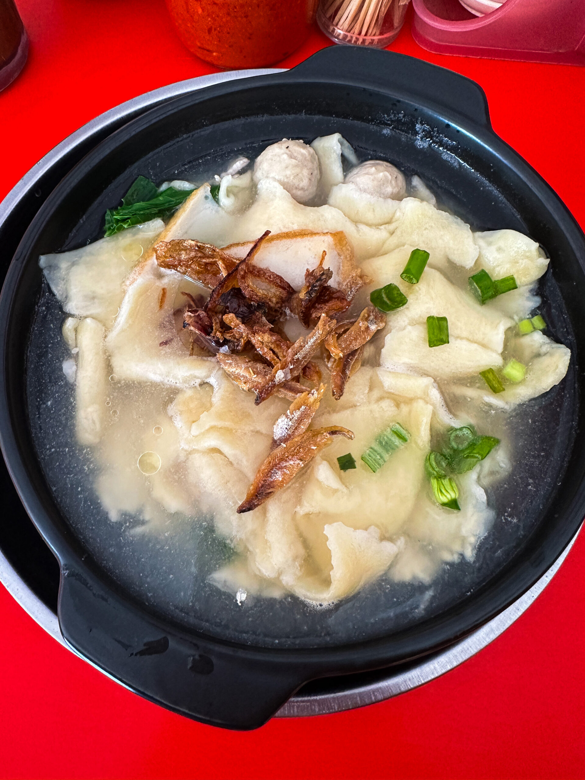 マレーシアの人気麺料理、「面粉糕(ミィエンフェンガオ)」のスープ麺