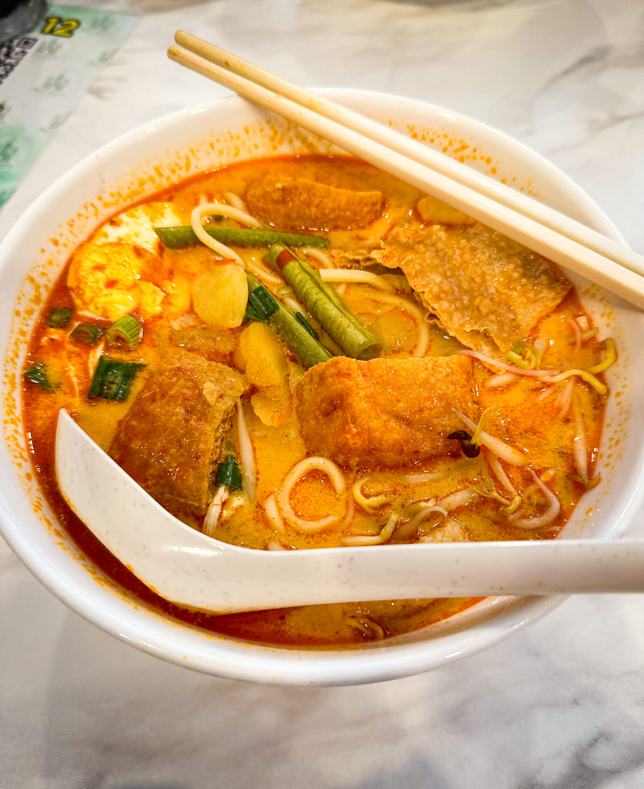 「マレーシアのカリーミー（Curry Mee）の全体写真」