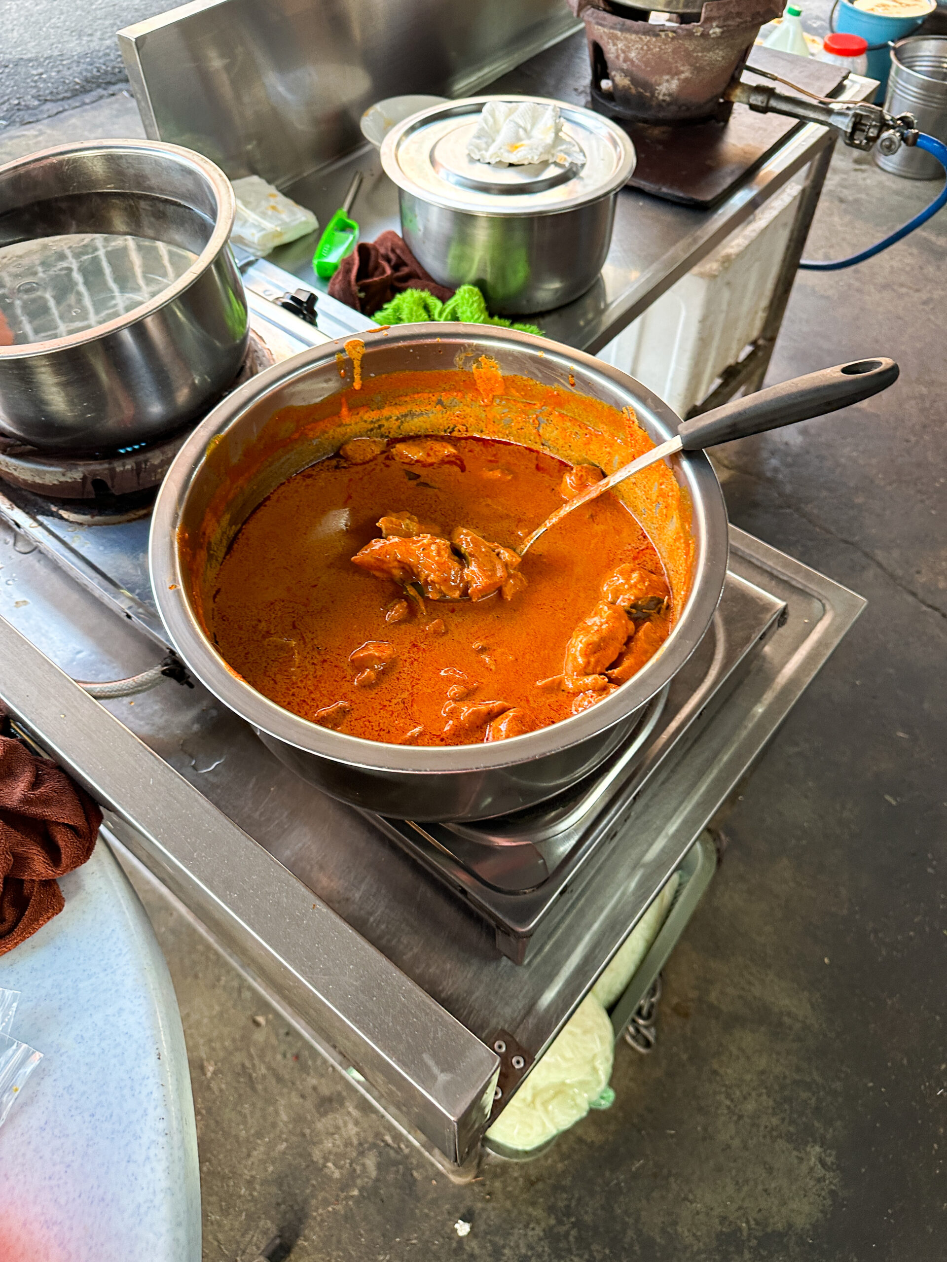 「濃厚カレーソースが絡むドライカリーミー」セガマのコピティア「Noname Local Kopitiam」「亚罗拉面档」