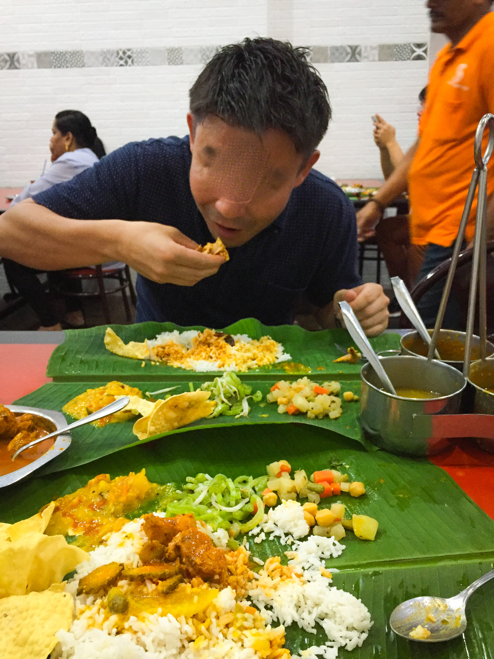 バナナリーフに盛られたカレーとご飯を手で食べる