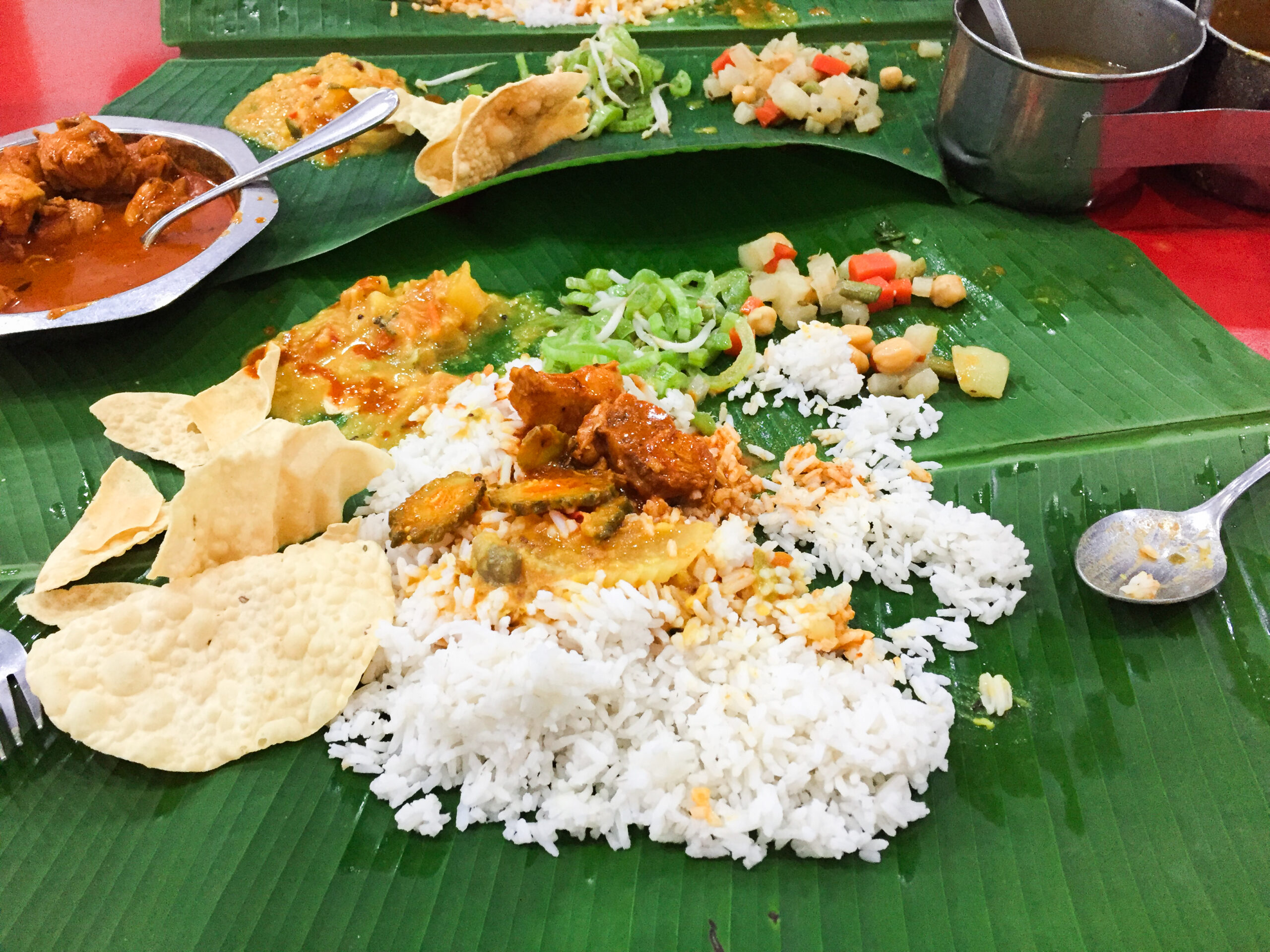 バナナリーフに盛られたカレーとご飯