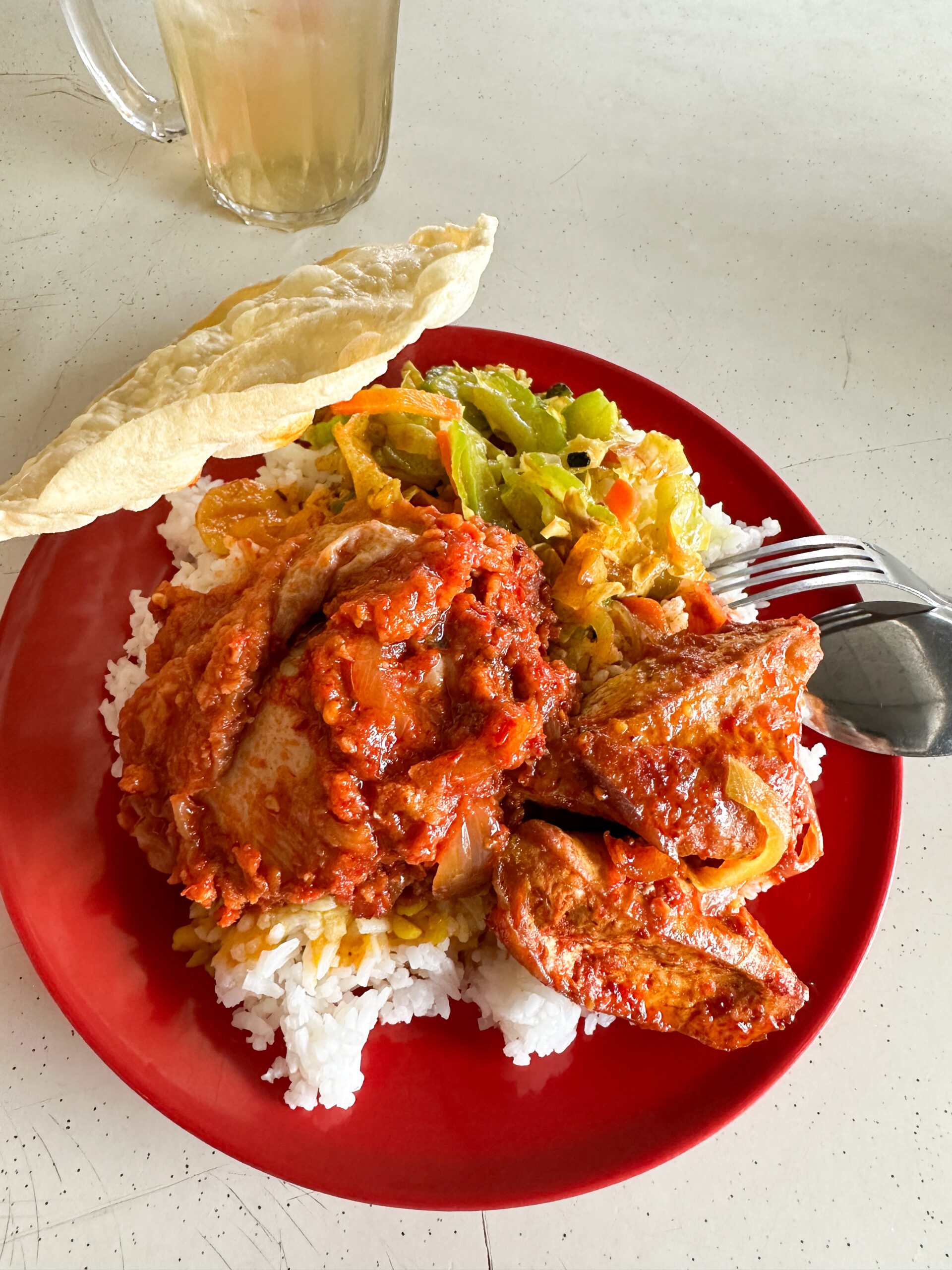 マレーシアのナシカンダーインド料理のワンプレートカレー