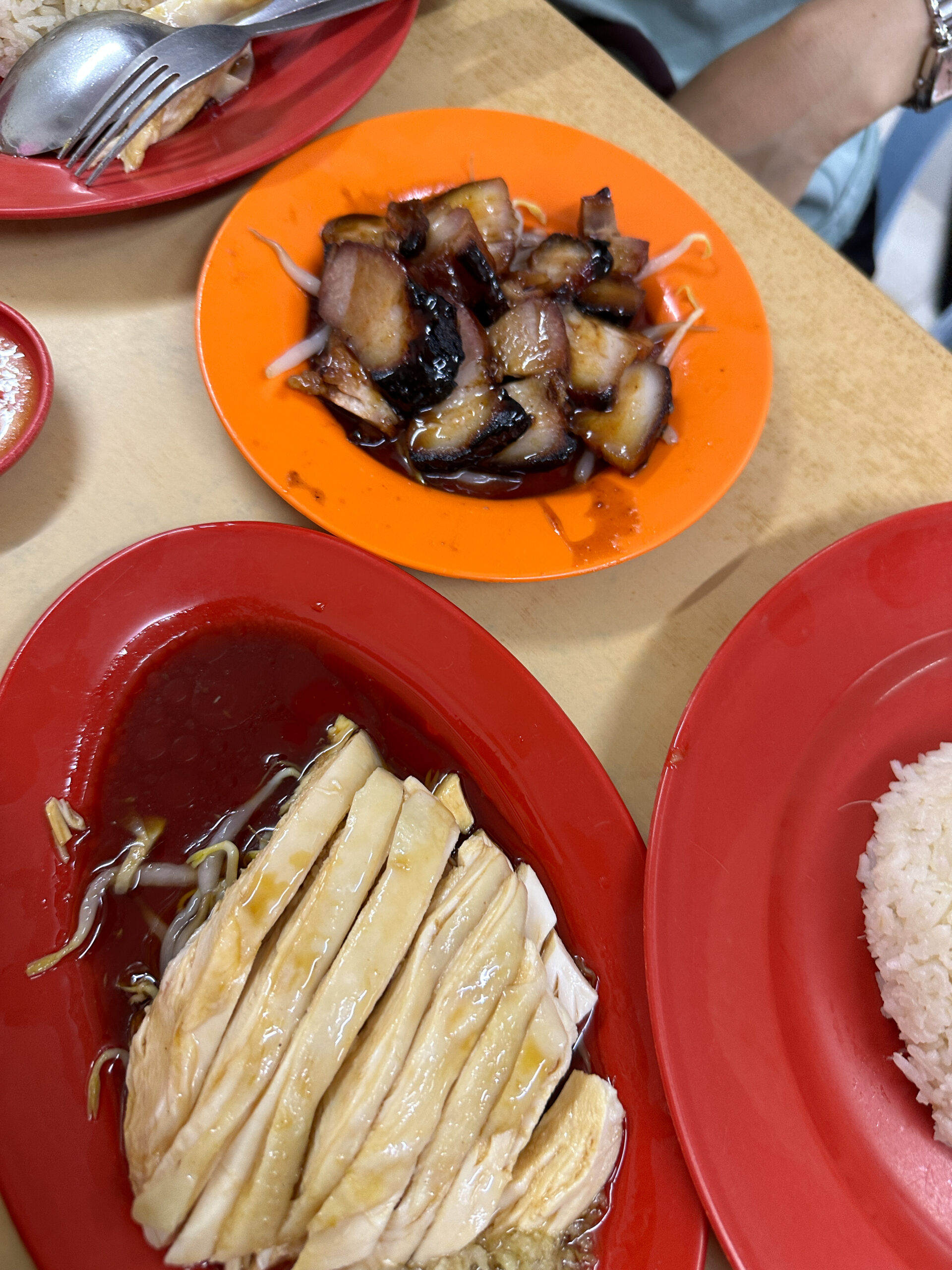 「マレーシア チキンライス 白鸡 プレート」白鸡，叉烧，