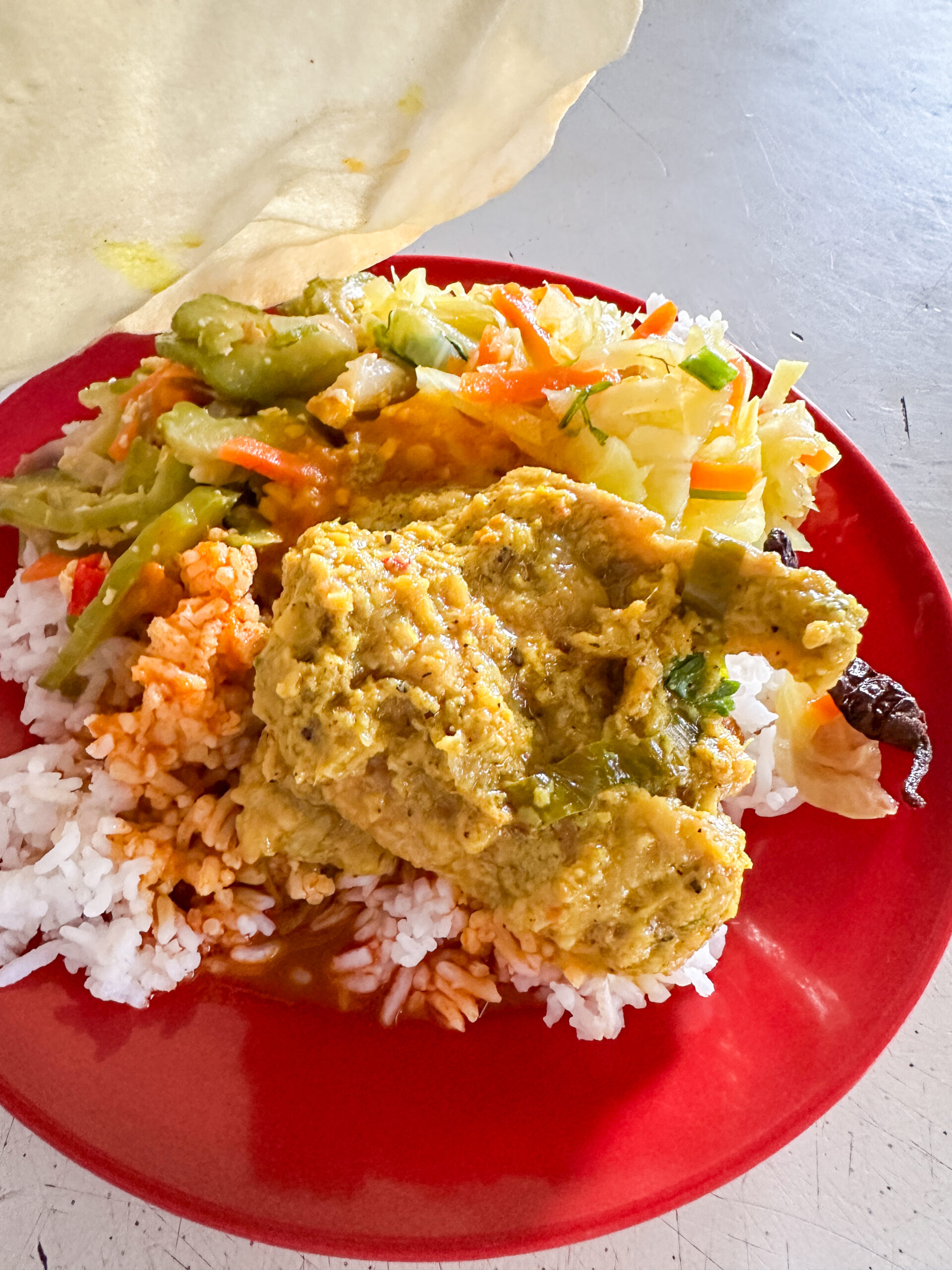 マレーシアのナシカンダーのワンプレートカレー