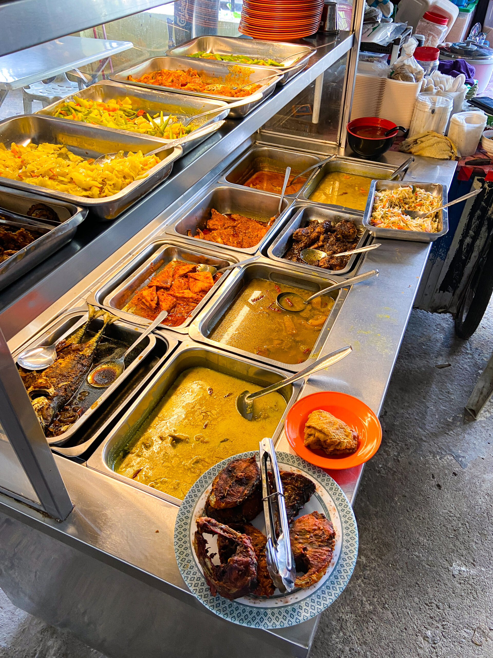 ナシチャンプル形式のおかず選び｜インド料理店のおかずカウンター