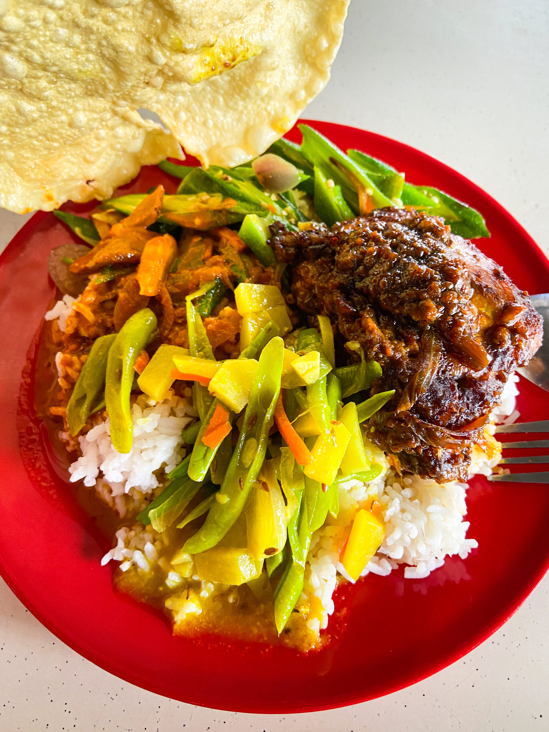 マレーシアのナシカンダーのワンプレートカレー