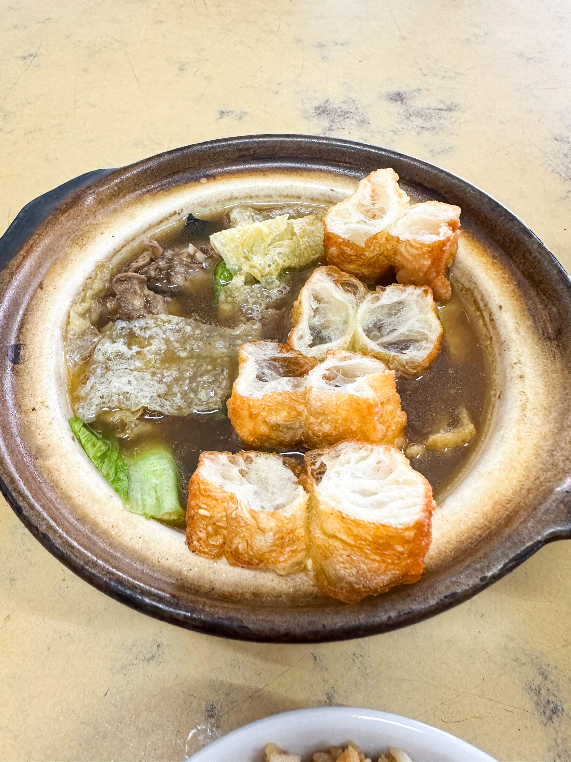 「油条をバクテーに浸して食べる様子」