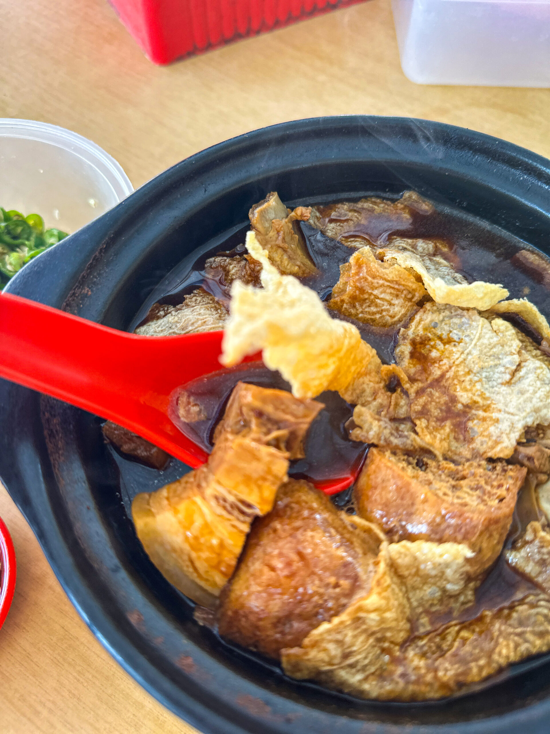 「バクテーの濃い茶色の薬膳スープ」