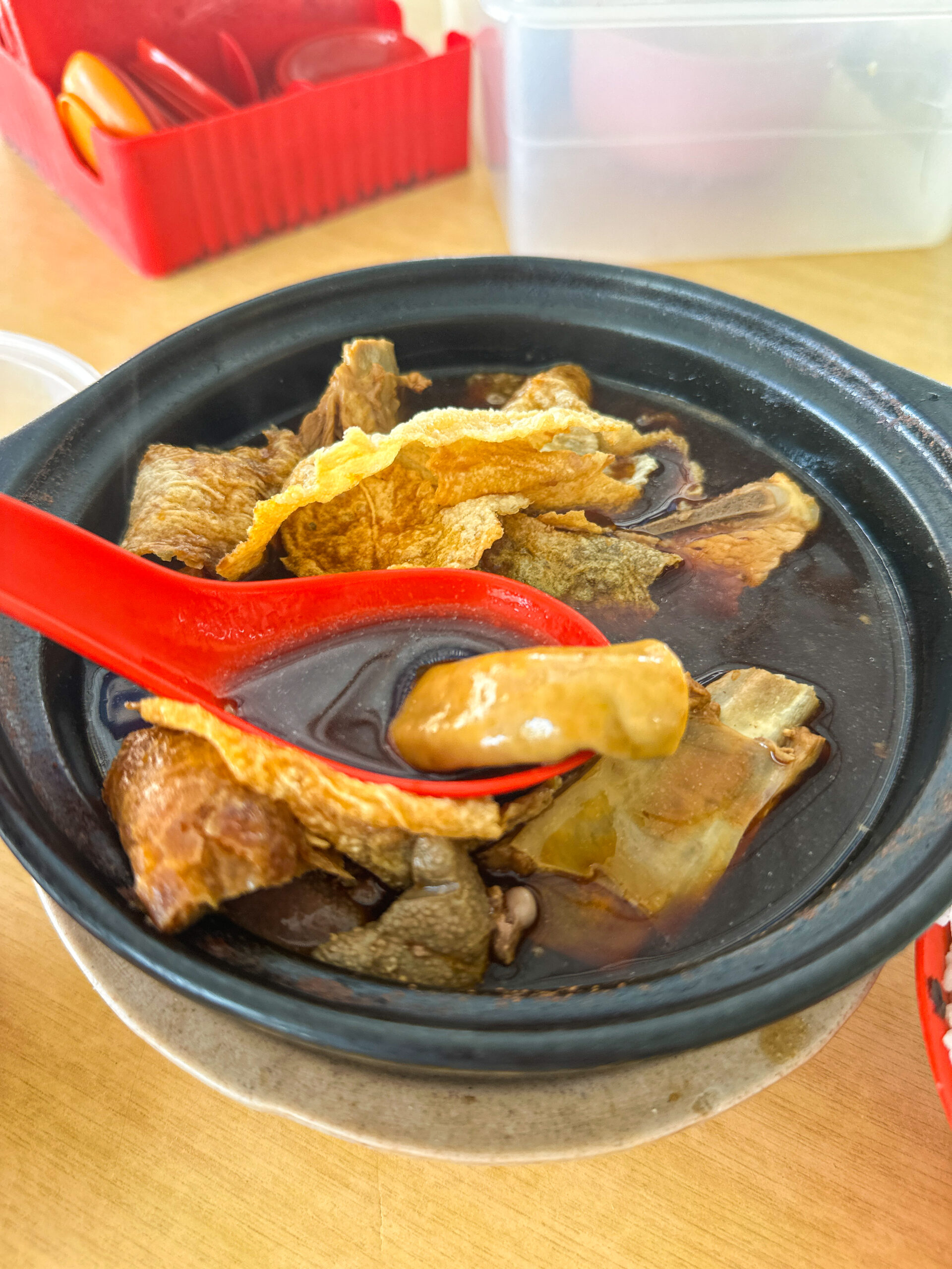 「バクテーの濃い茶色の薬膳スープ」;内蔵