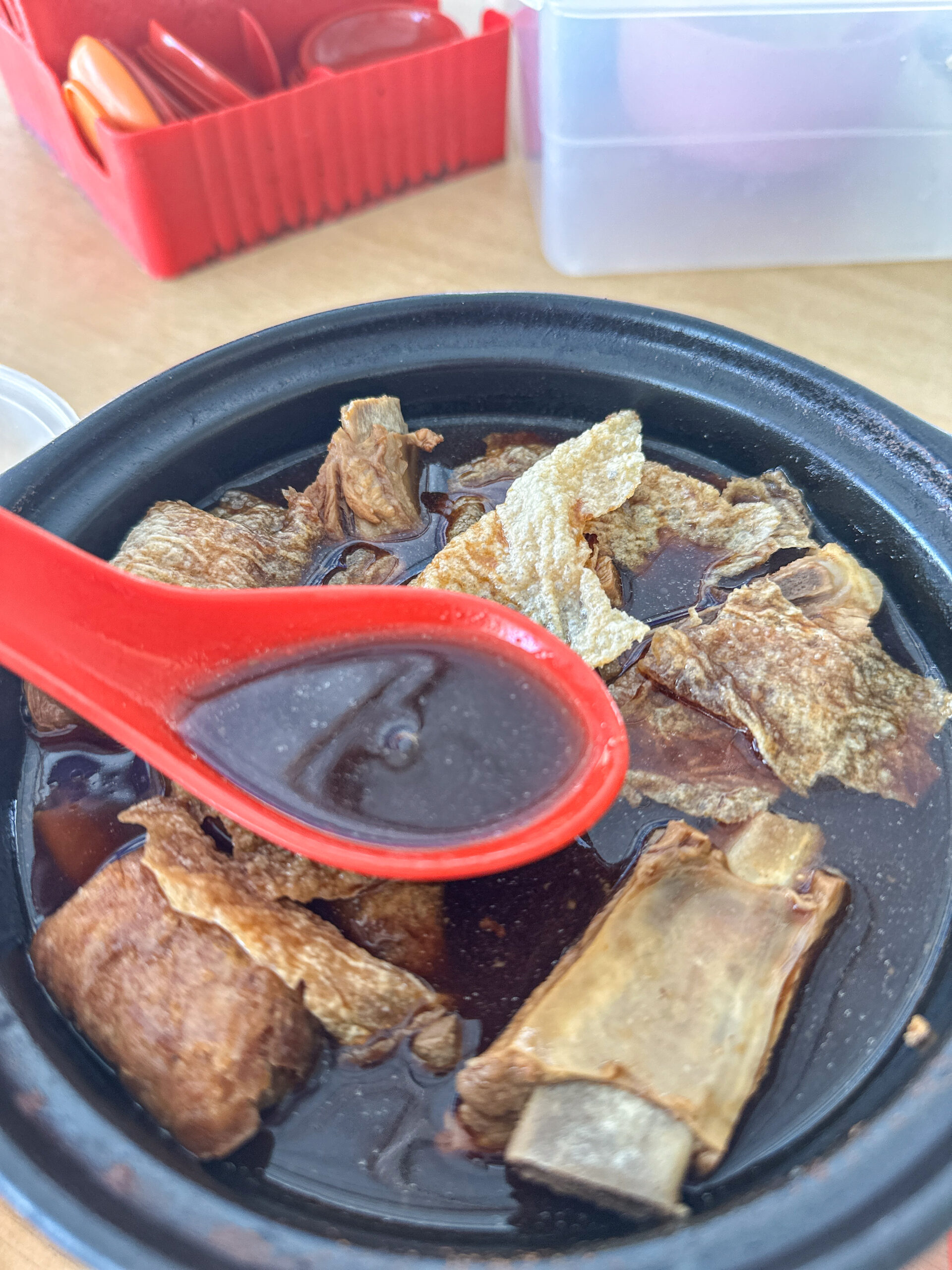 「バクテーの濃い茶色の薬膳スープ」