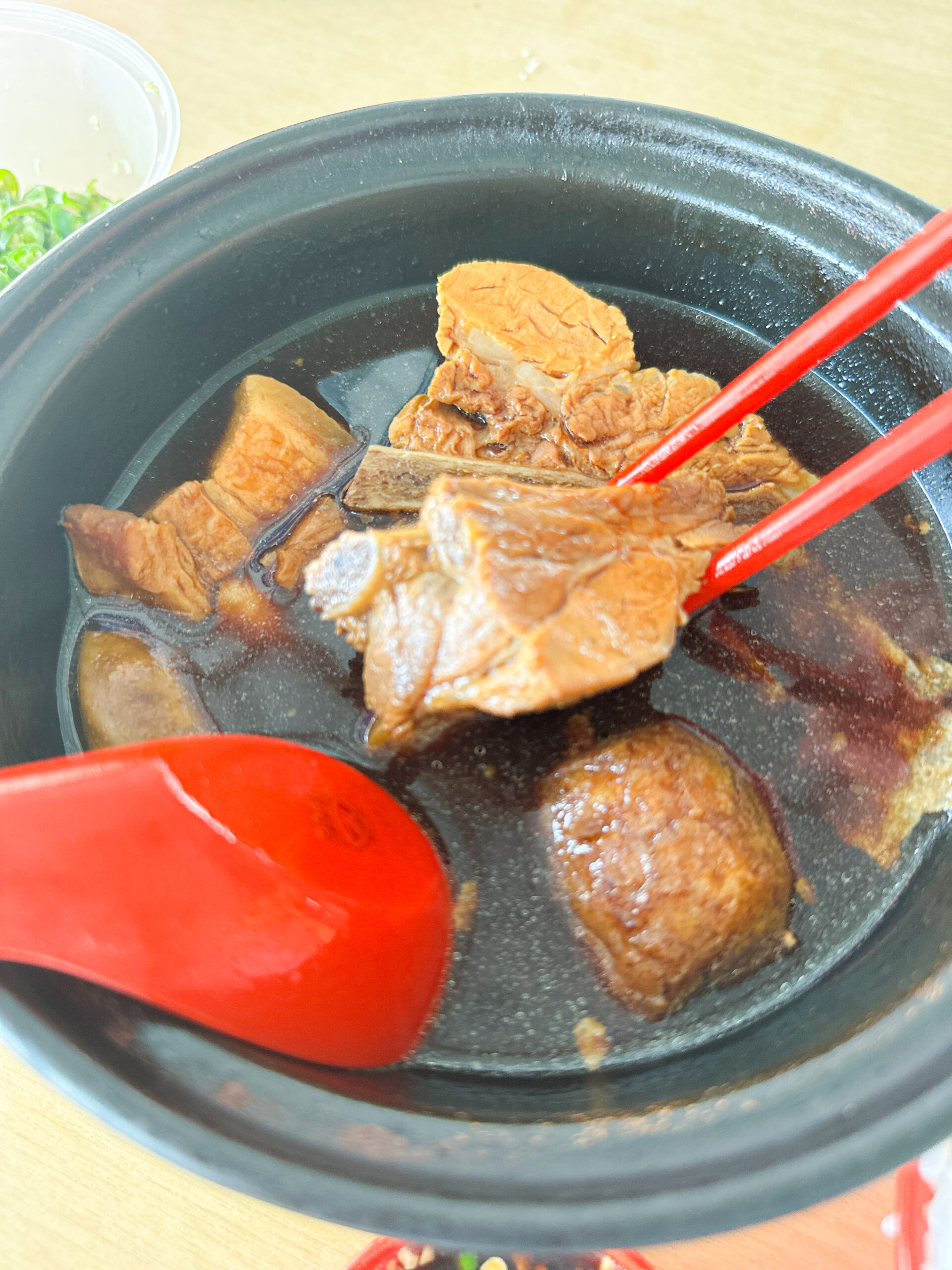 「バクテーの濃い茶色の薬膳スープ」