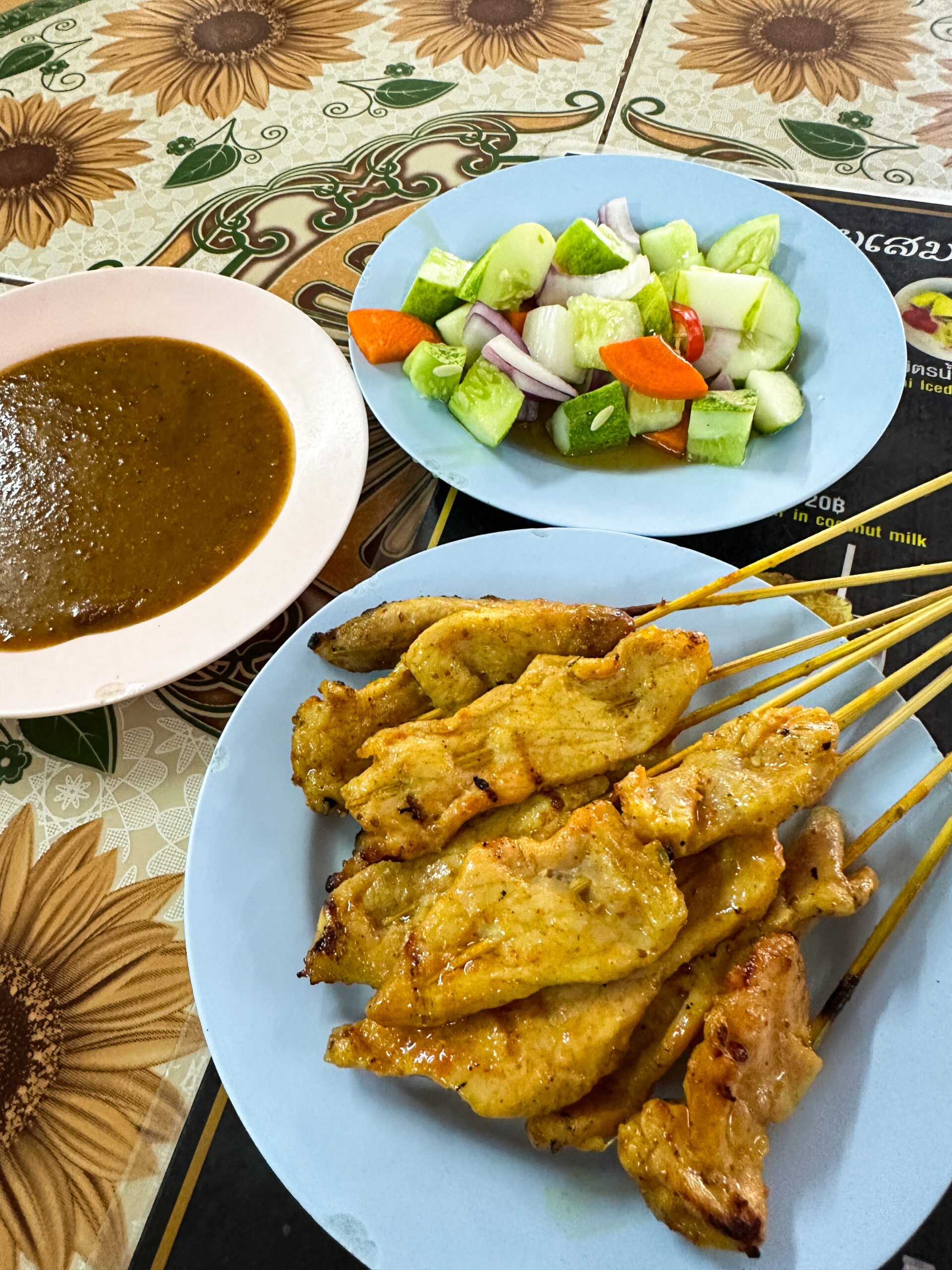 チェンマイ　カオソーイ サムージャイのポークサテーとピーナッツソース