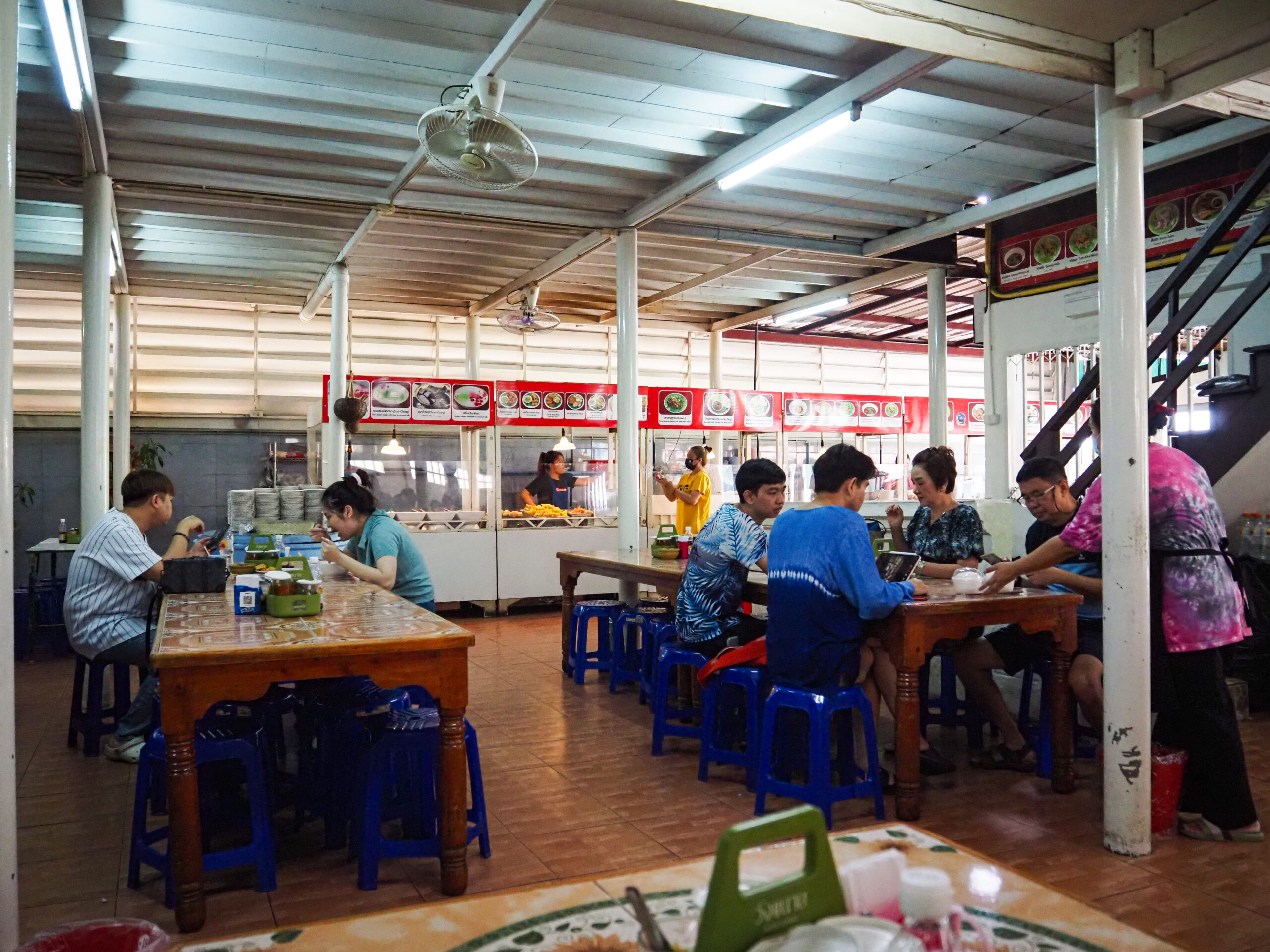 チェンマイ　カオソーイ サムージャイの店内