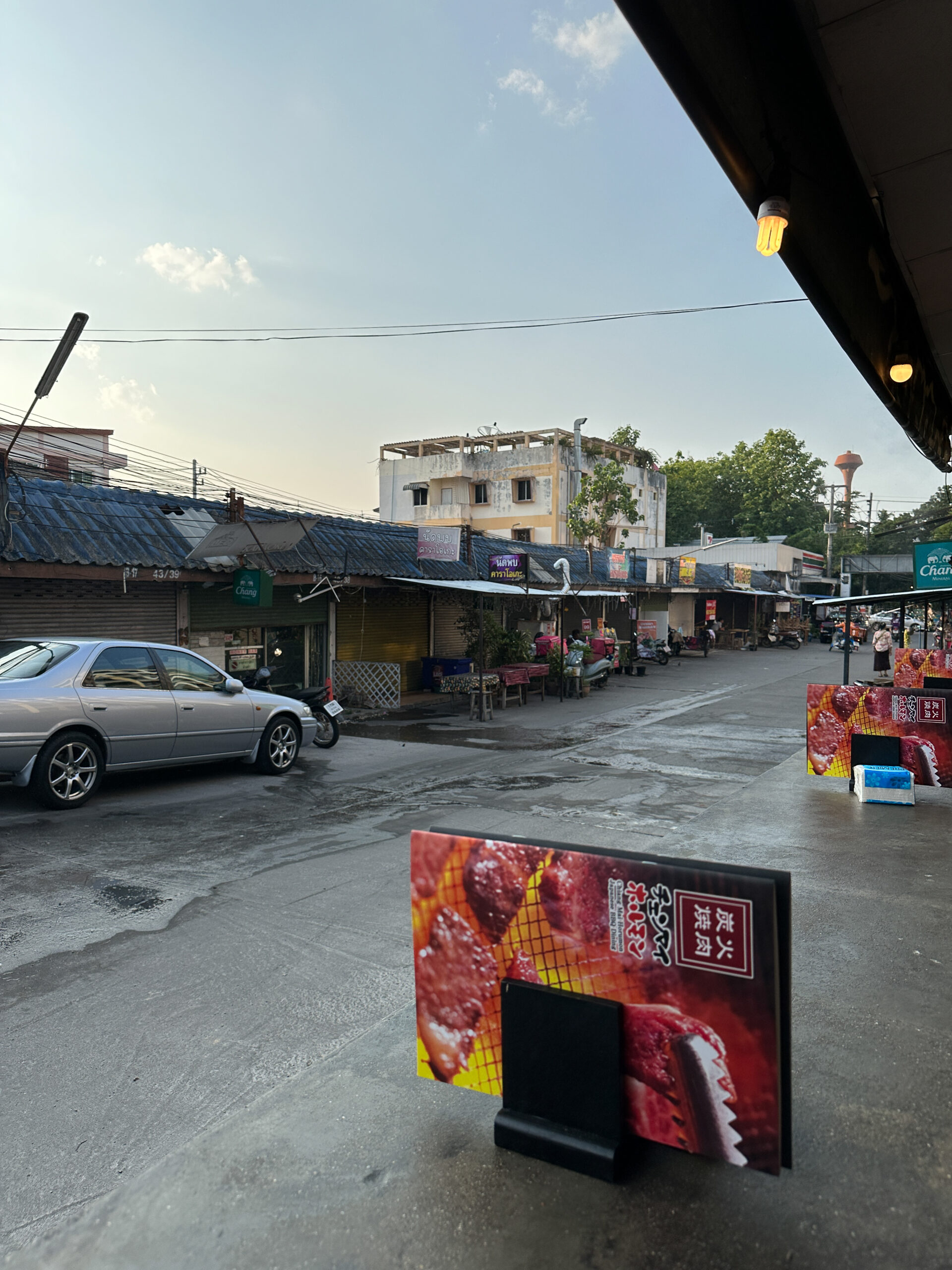 “チェンマイホルモン 外観 ターニン市場近く”