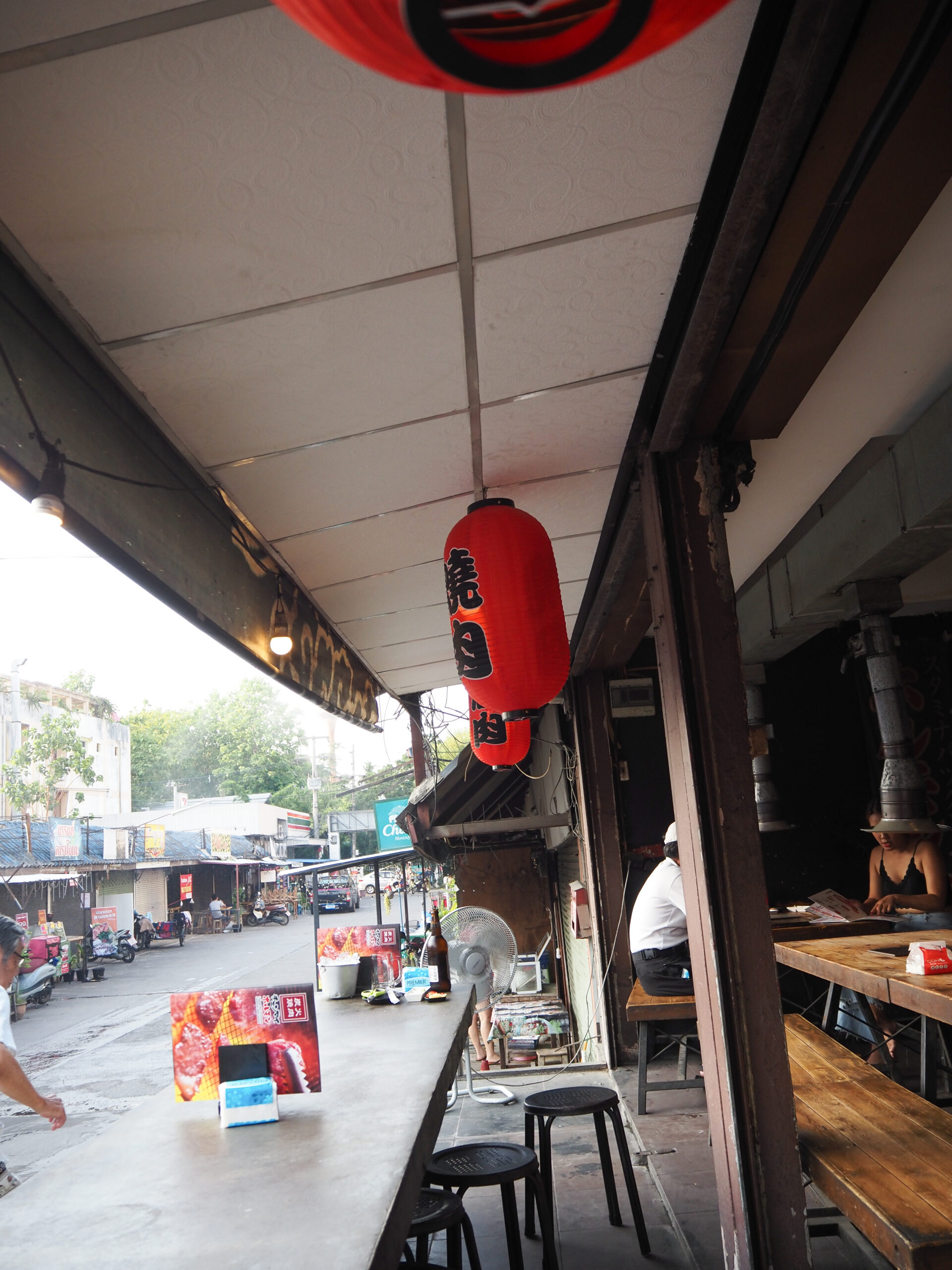 “チェンマイホルモン 店内 ターニン市場近く”