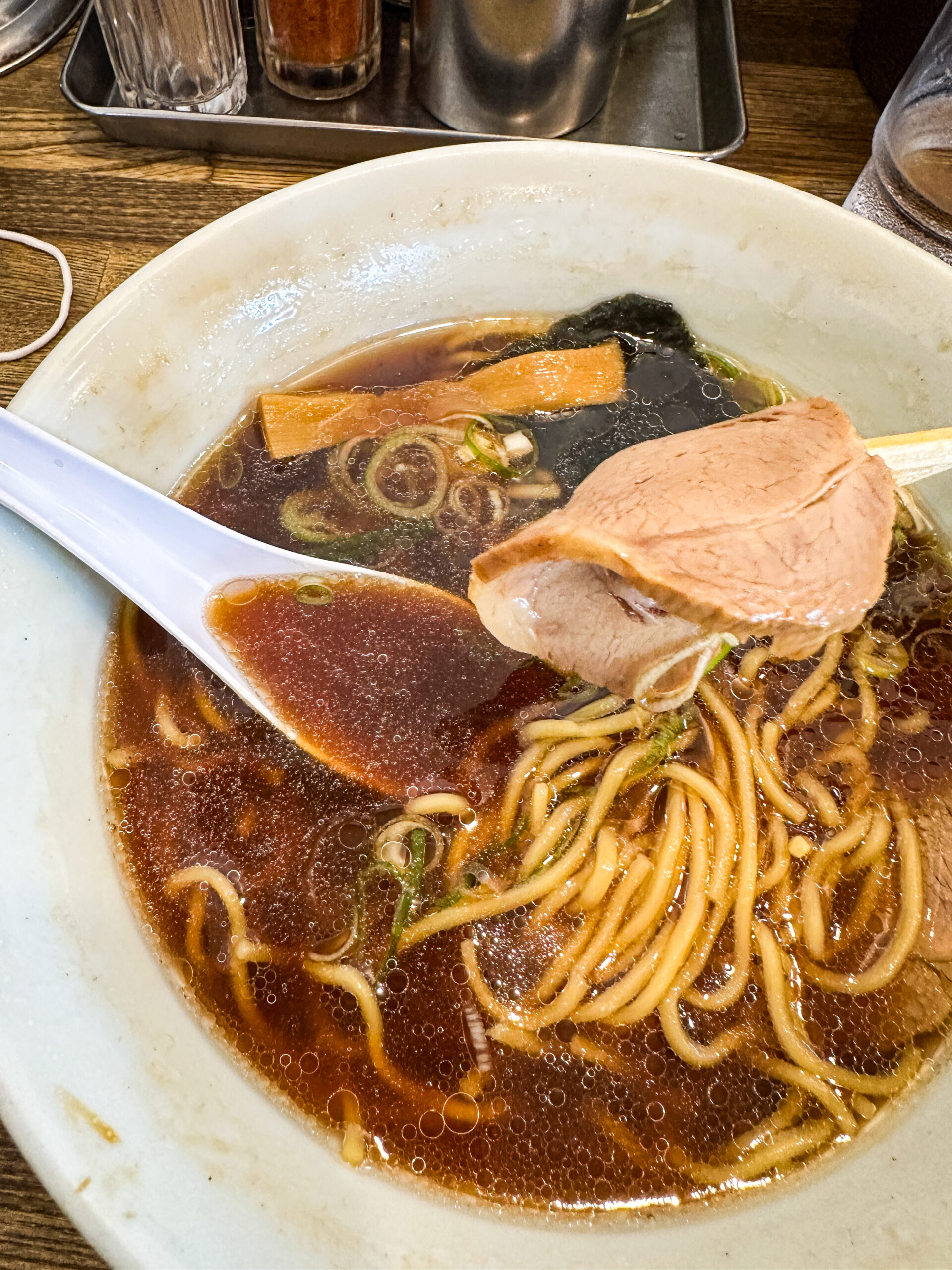 手打ラーメン豚平の醤油ラーメン チャーシューは薄め脂少なめ
