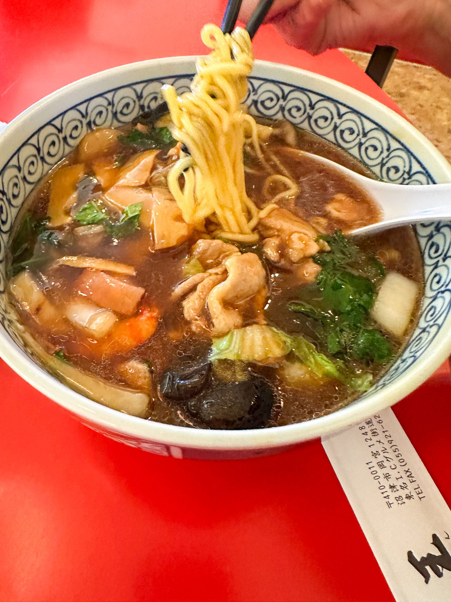 「中国料理 東王 名物 広東タンメン 14種類の具材」麺リフトアップ