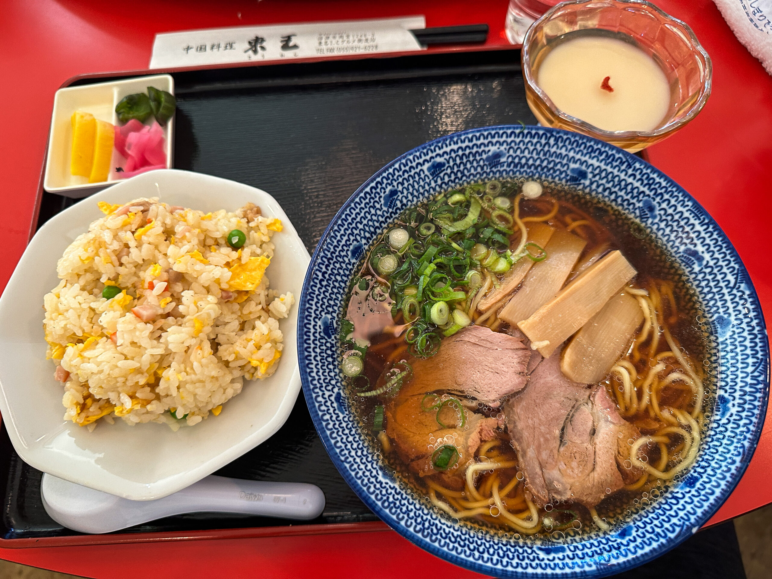 「中国料理 東王 得々セット ラーメンと半焼豚チャーハン」