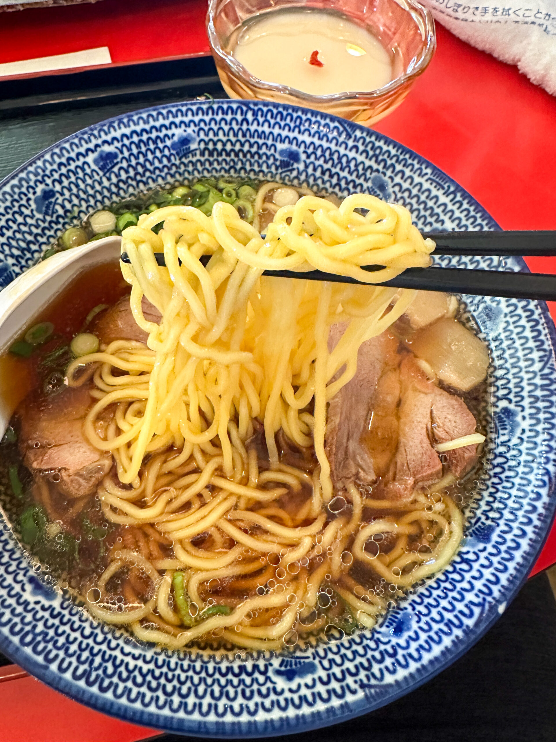 「中国料理 東王 得々セット ラーメンと半焼豚チャーハン」麺リフトアップ