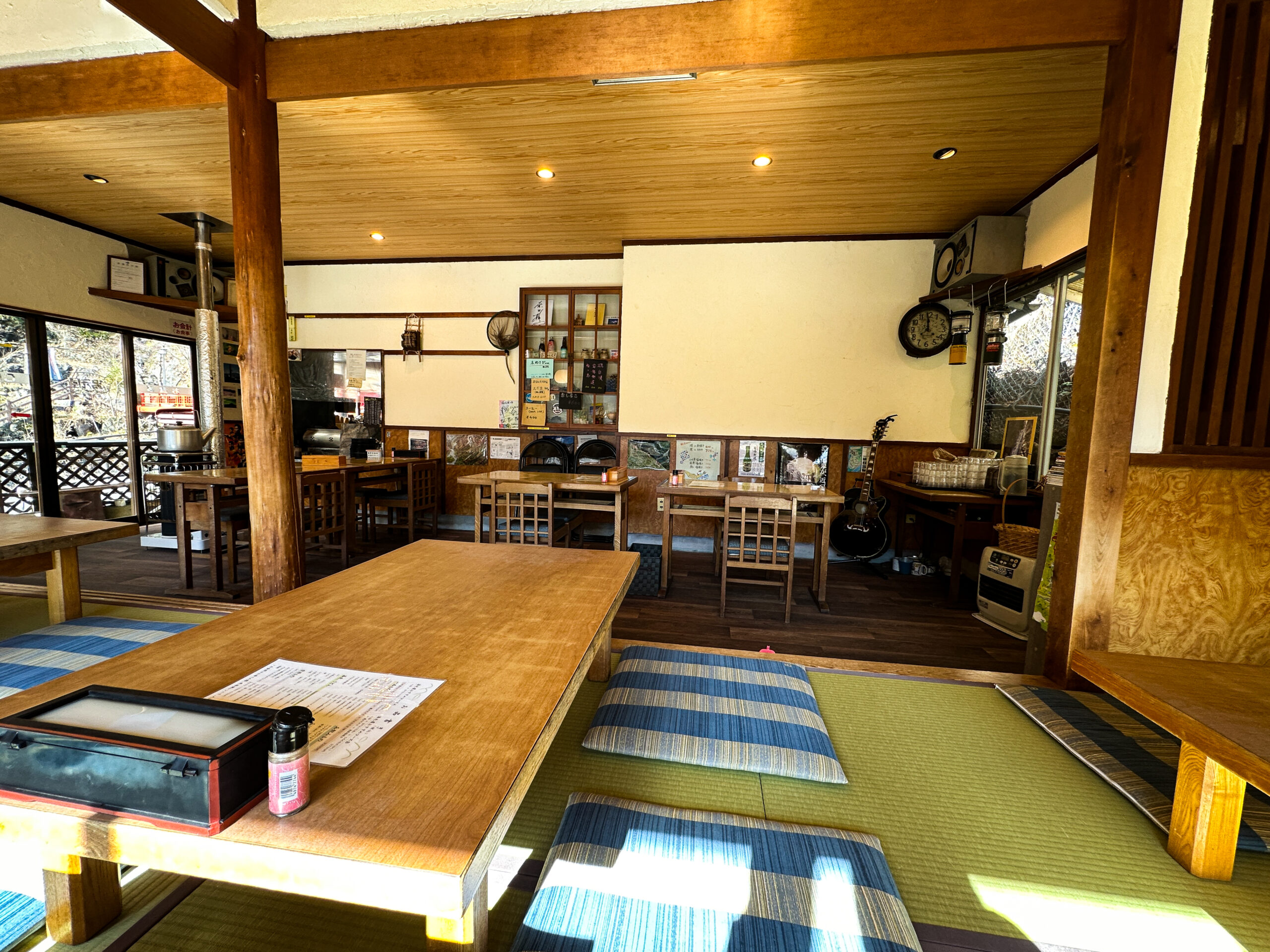 静岡市葵区 梅ヶ島温泉の日帰り温泉 湯元屋 店内　座席テーブル