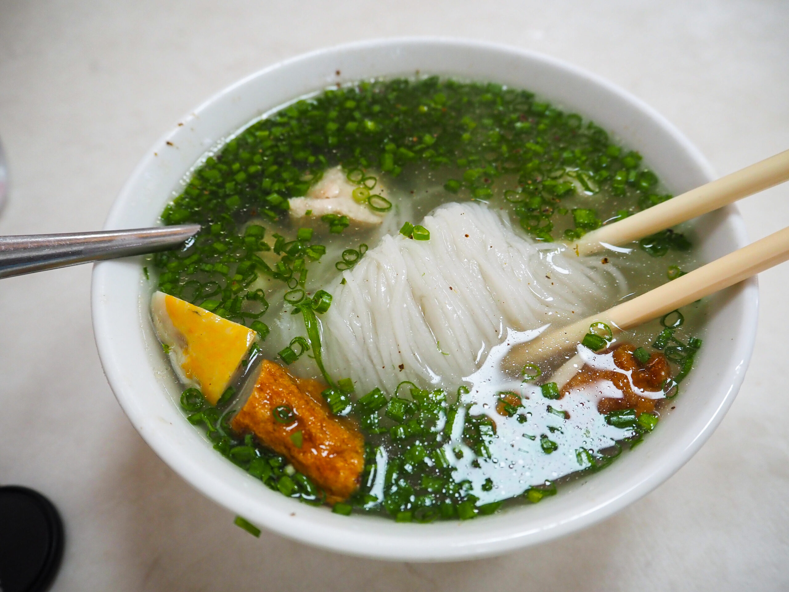 ベトナム　ニャチャン｜『Bánh canh Cô Hà』バイン・カンはもちもち＆つるつるのタピオカ入り米粉麺