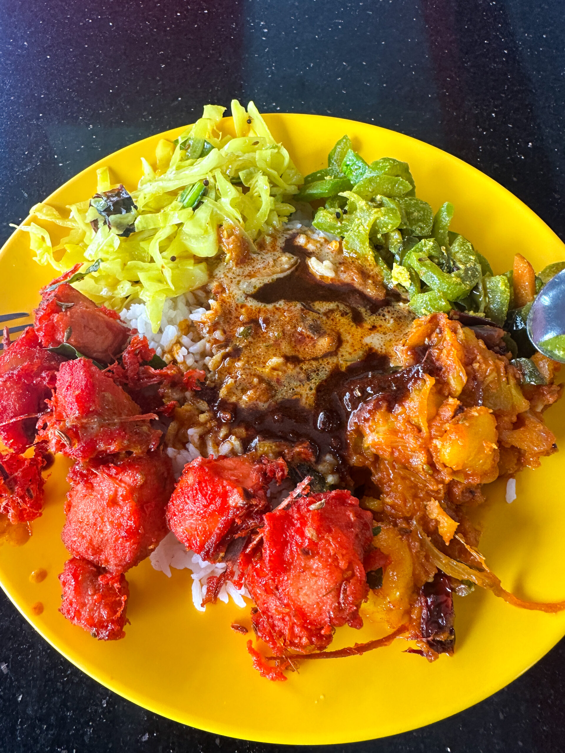 ナシカンダーPelitaの「Kuah Campur（クア・チャンプル＝ミックスカレー）」とか「Nasi Campur（ナシ・チャンプル＝ミックスカレー）のプレートの写真（マレーシア・ペナン発の人気チェーン）