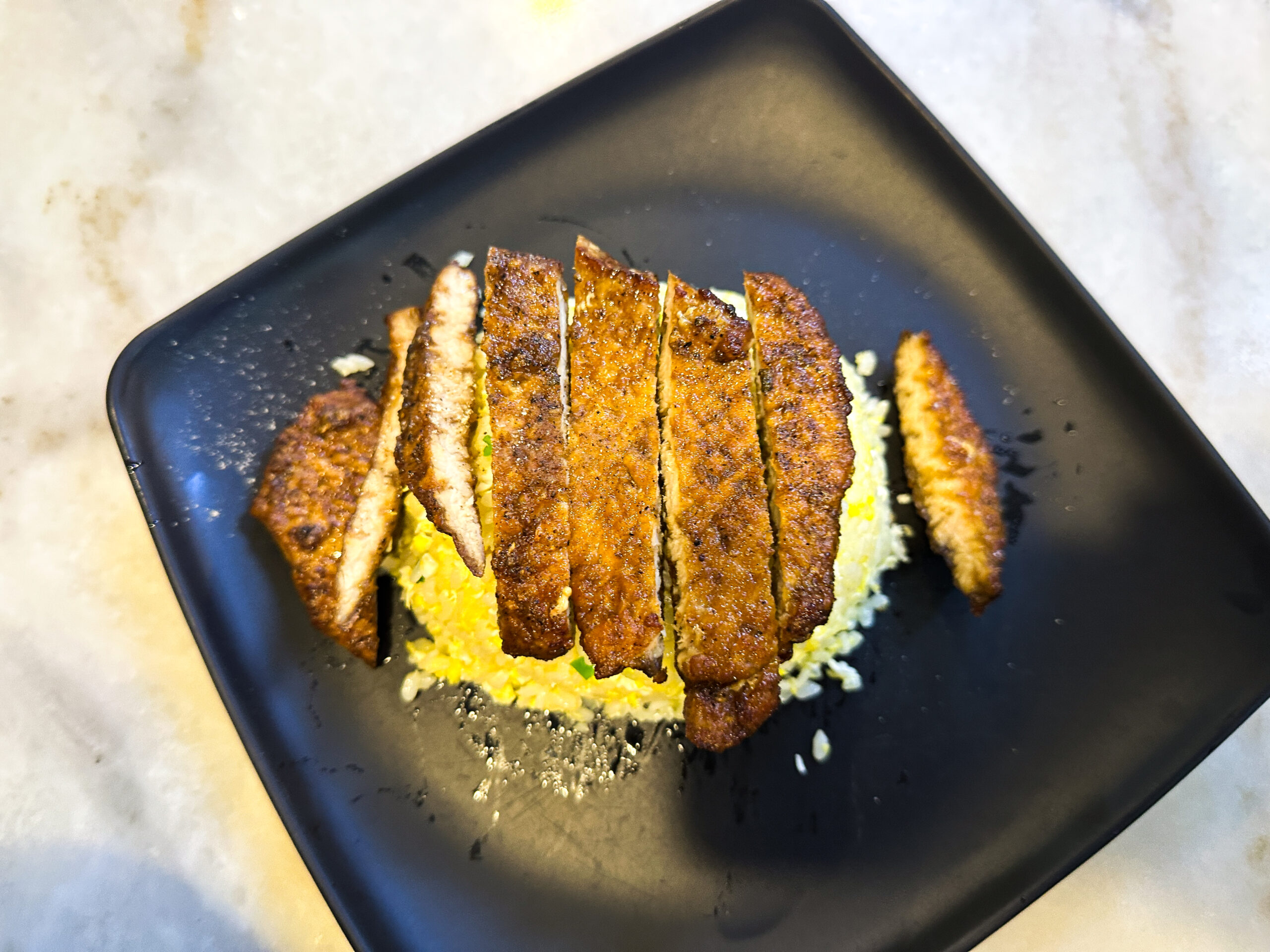 「Legend Licious Cafe House セガマッ」 鶏の唐揚げに卵多めのチャーハンにのせる「鸡扒蛋炒饭」(ジーバーダンチャオファン)