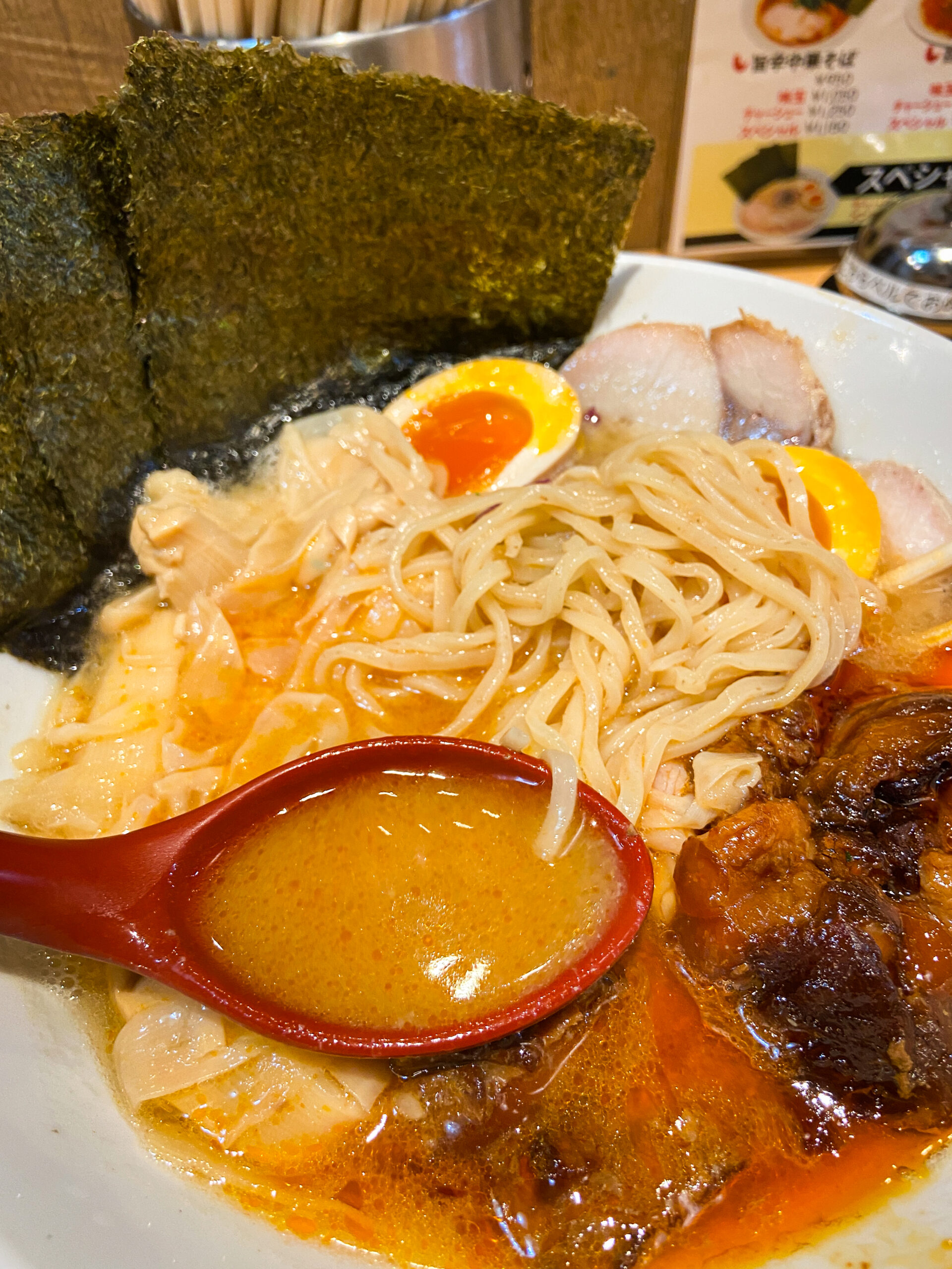 自家製中太平打ち麺と濃厚鶏白湯スープ