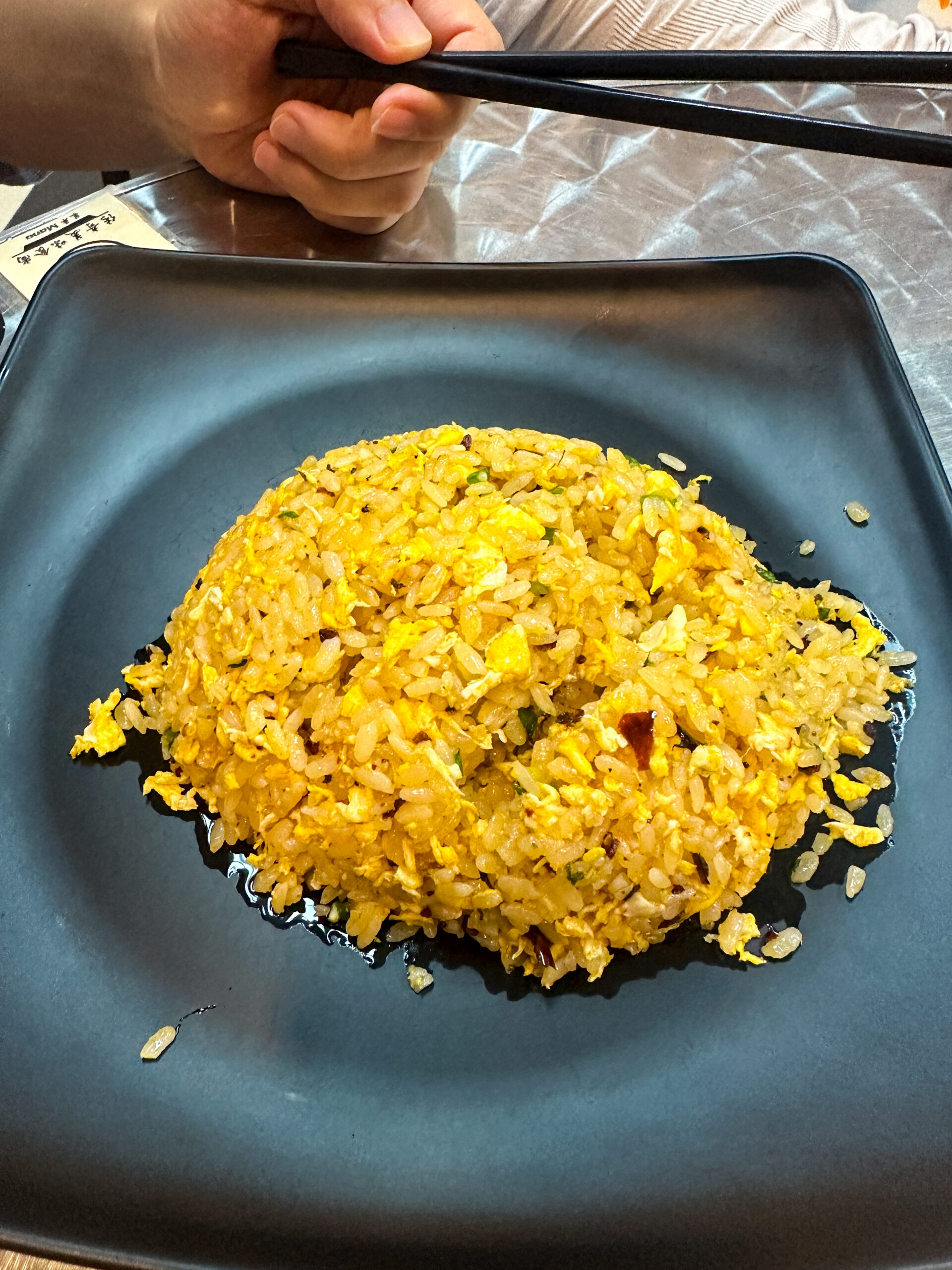 「Legend Licious Cafe House セガマッ」 卵多めのチャーハンの麻辣味「麻辣蛋炒饭」(マーラーダンチャオファン)