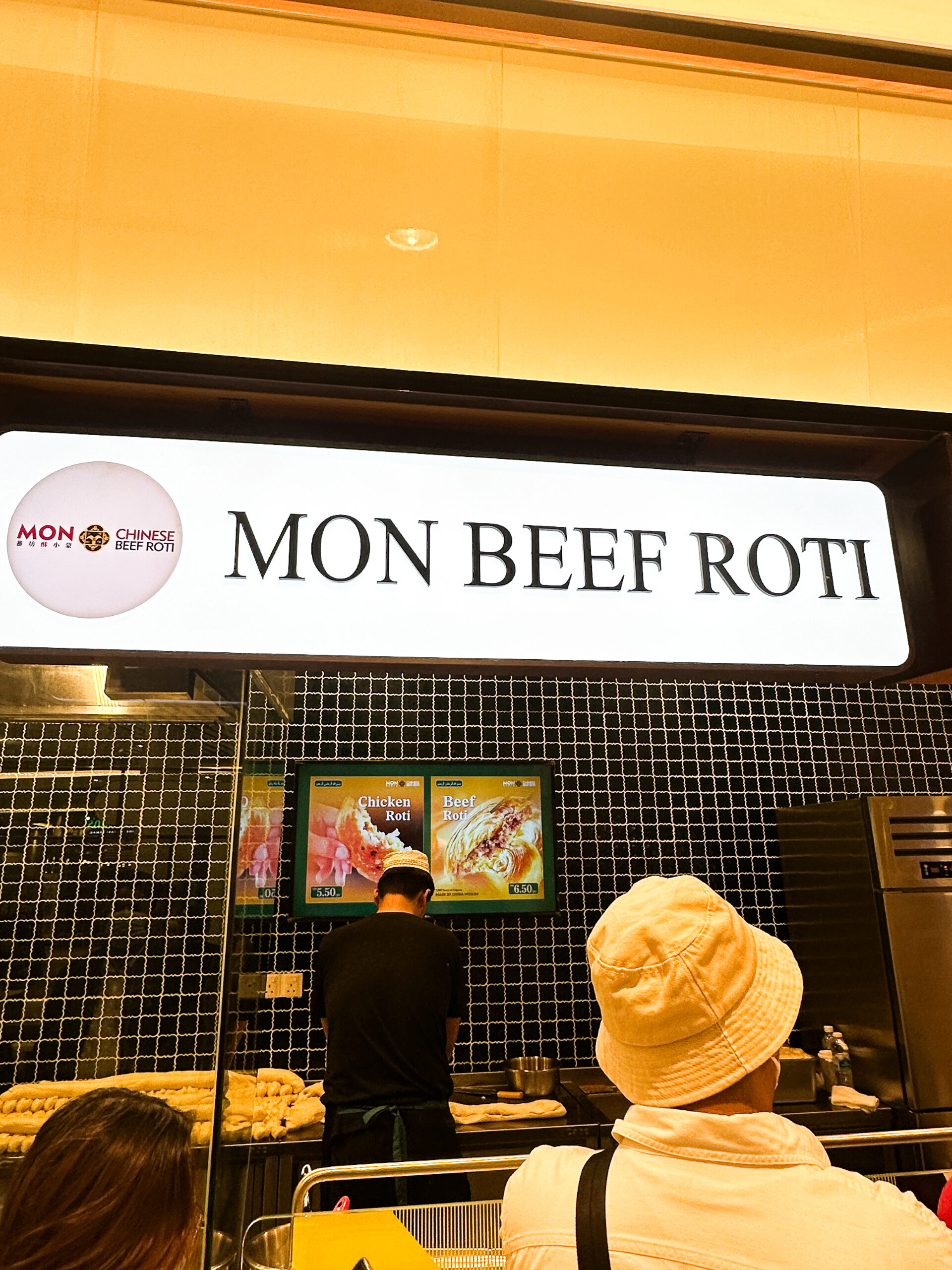 行列ができるMON Chinese Beef Rotiのメニュー