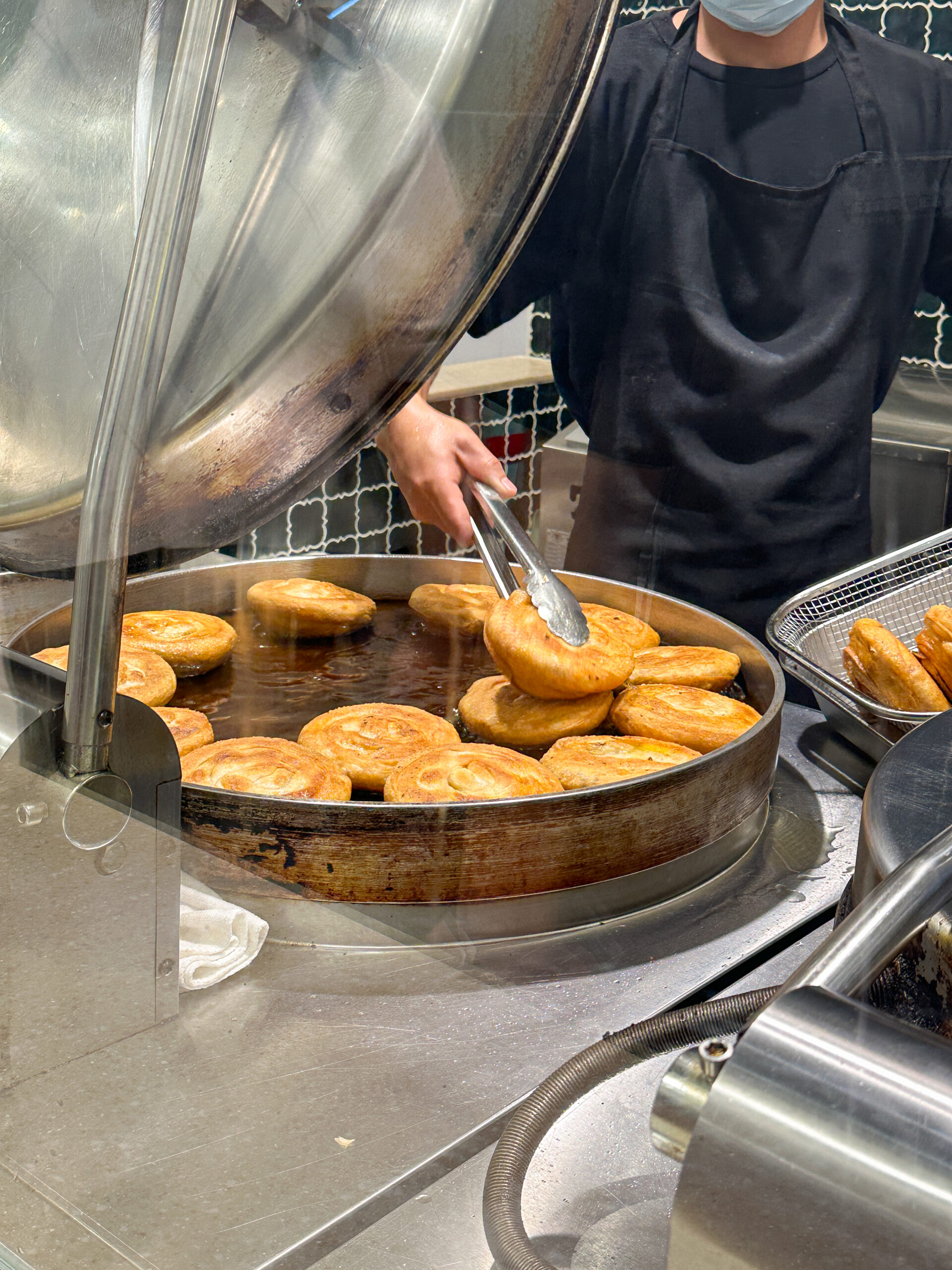 焼き上げ途中のMON Chinese Beef Rotiのビーフロティ