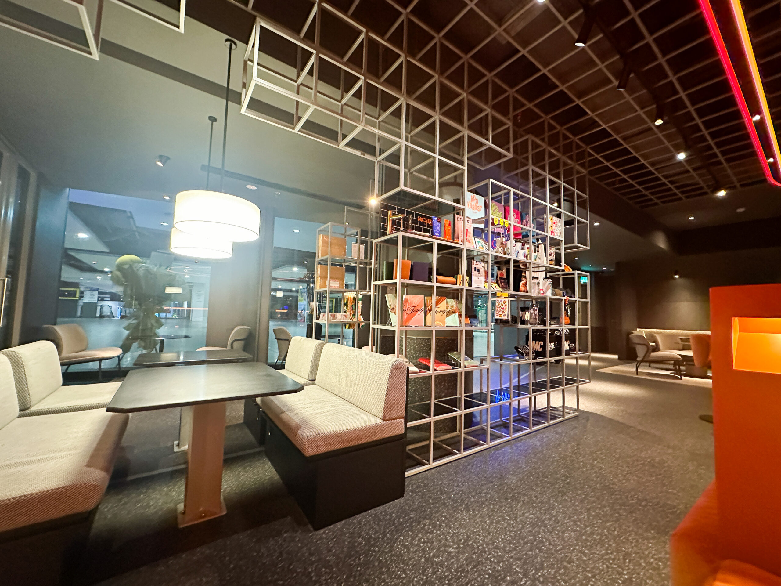 Capsule Transit MAX内の静かな通路と休憩エリア