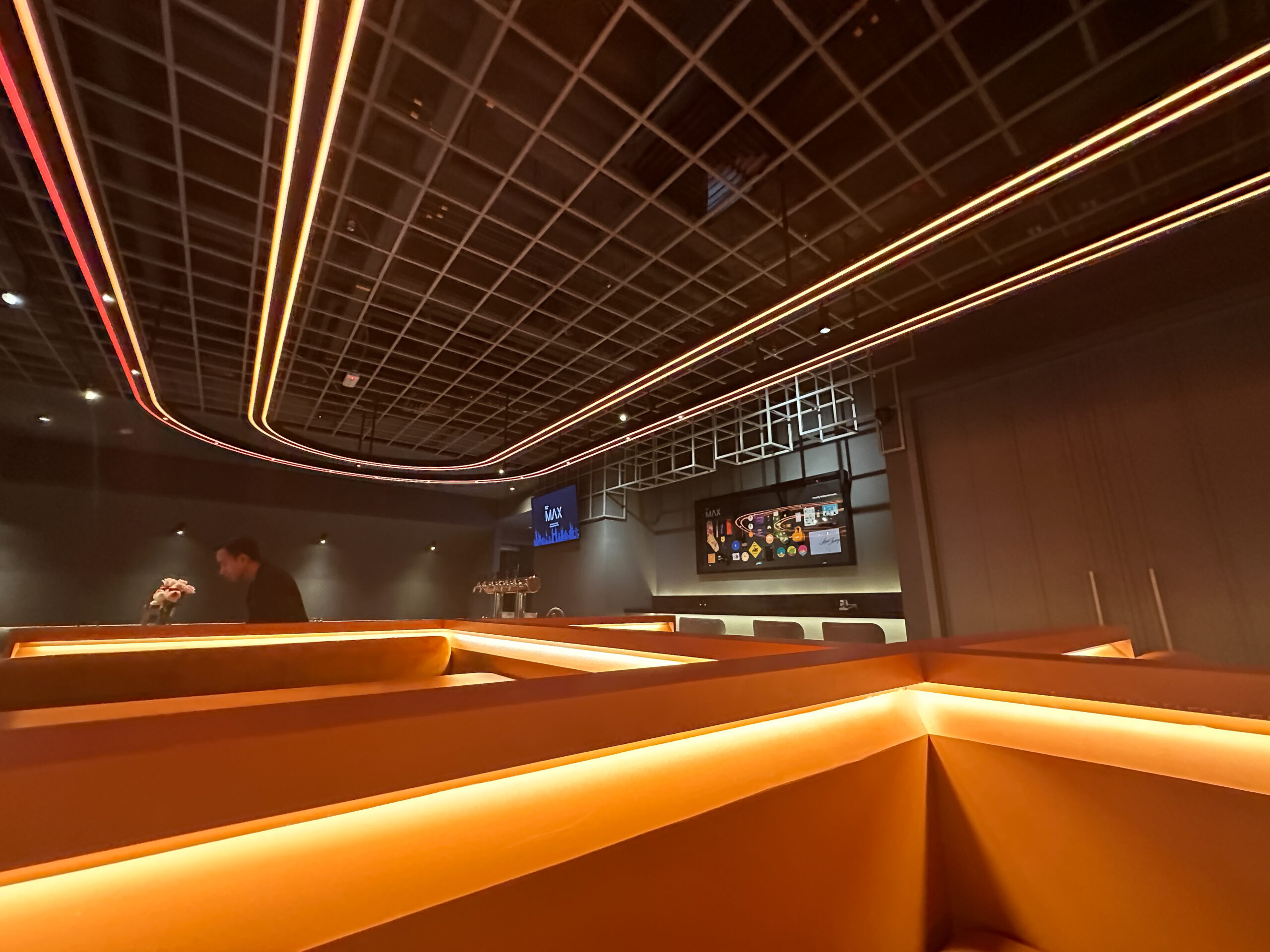 Capsule Transit MAX内の静かな通路と休憩エリア