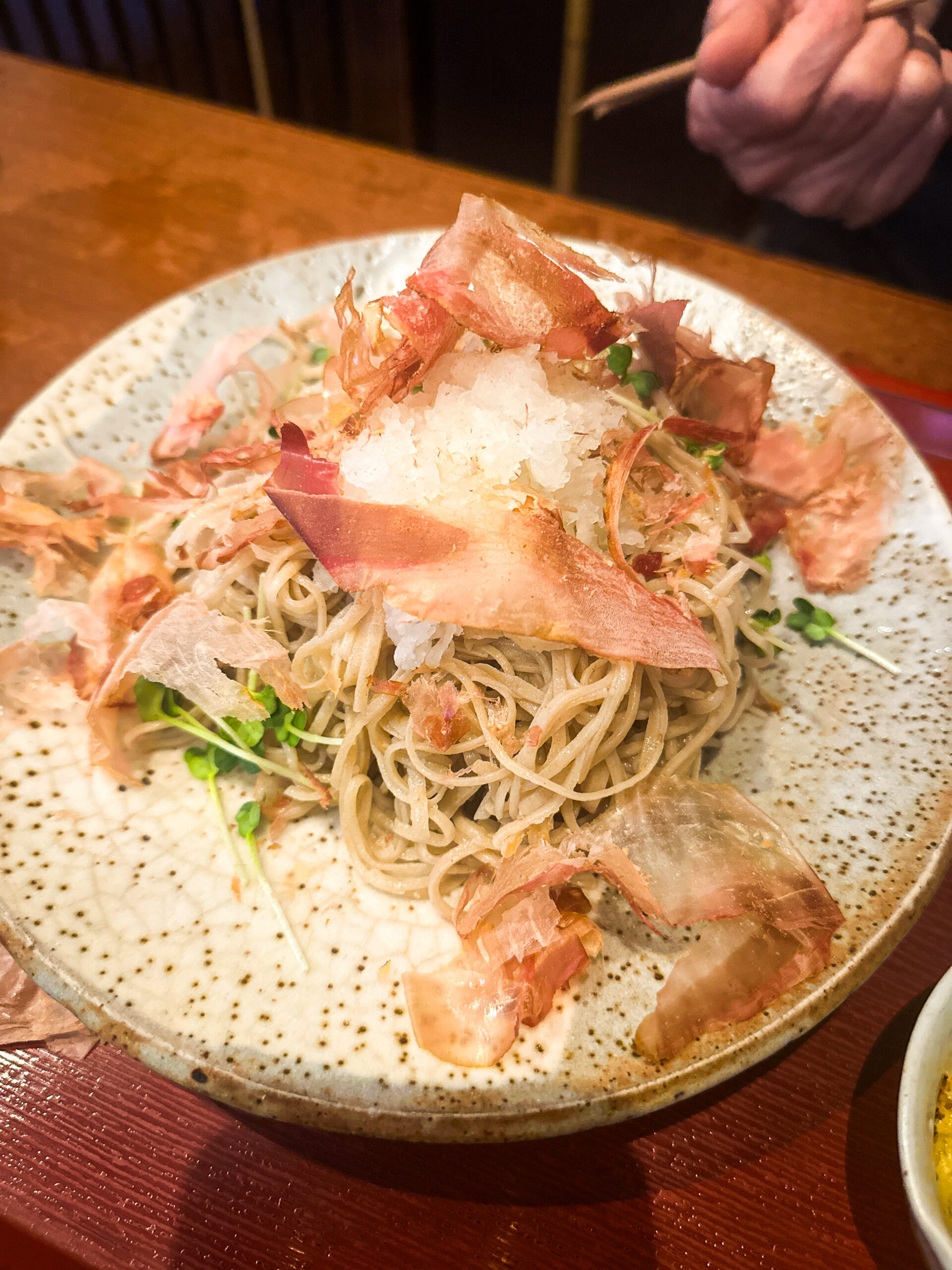 蕎勝人のおろし蕎麦｜鰹節と温泉卵でいただく
