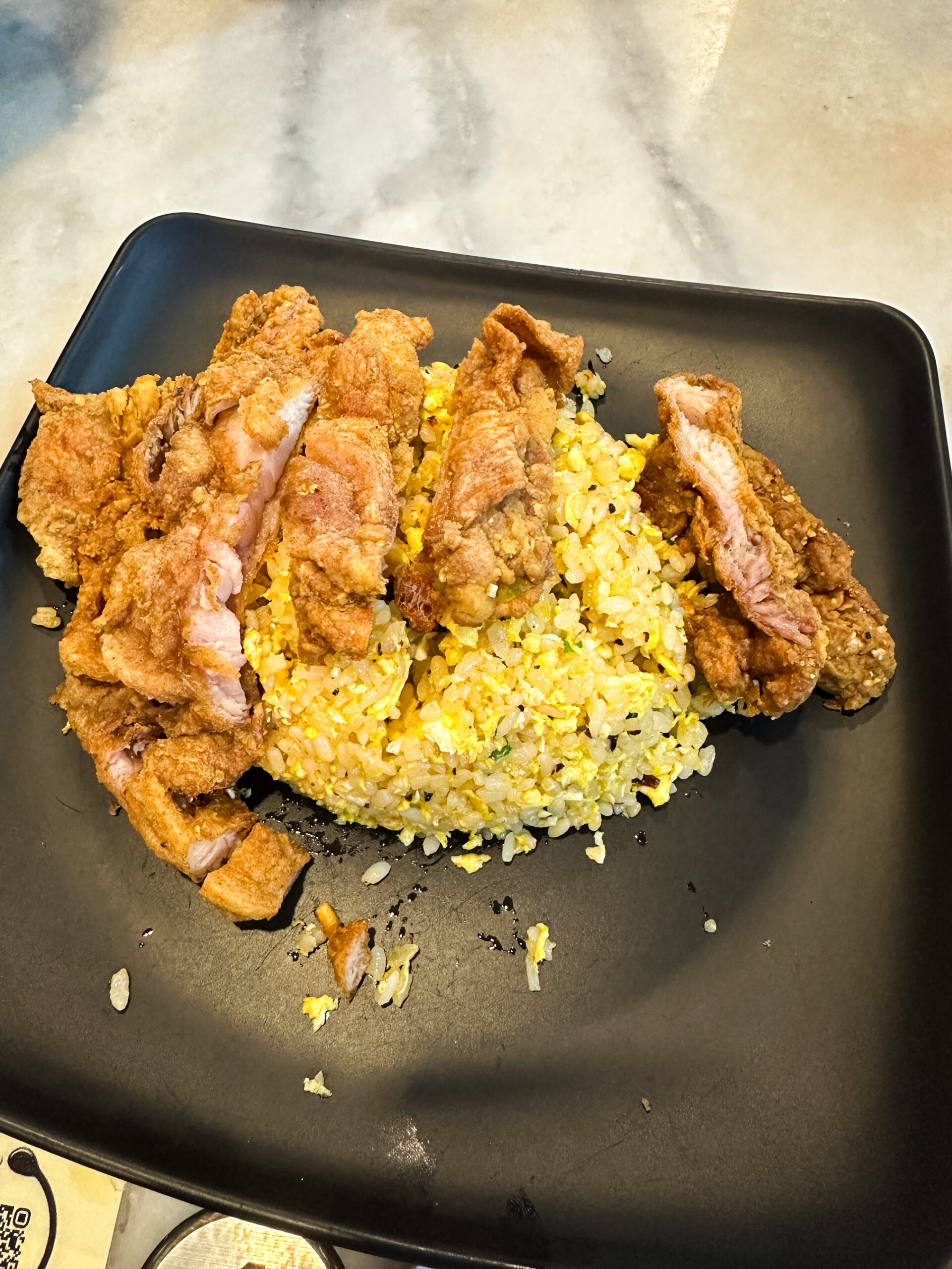 「Legend Licious Cafe House セガマッ」 鶏の唐揚げに卵多めのチャーハンにのせる「鸡扒蛋炒饭」(ジーバーダンチャオファン)