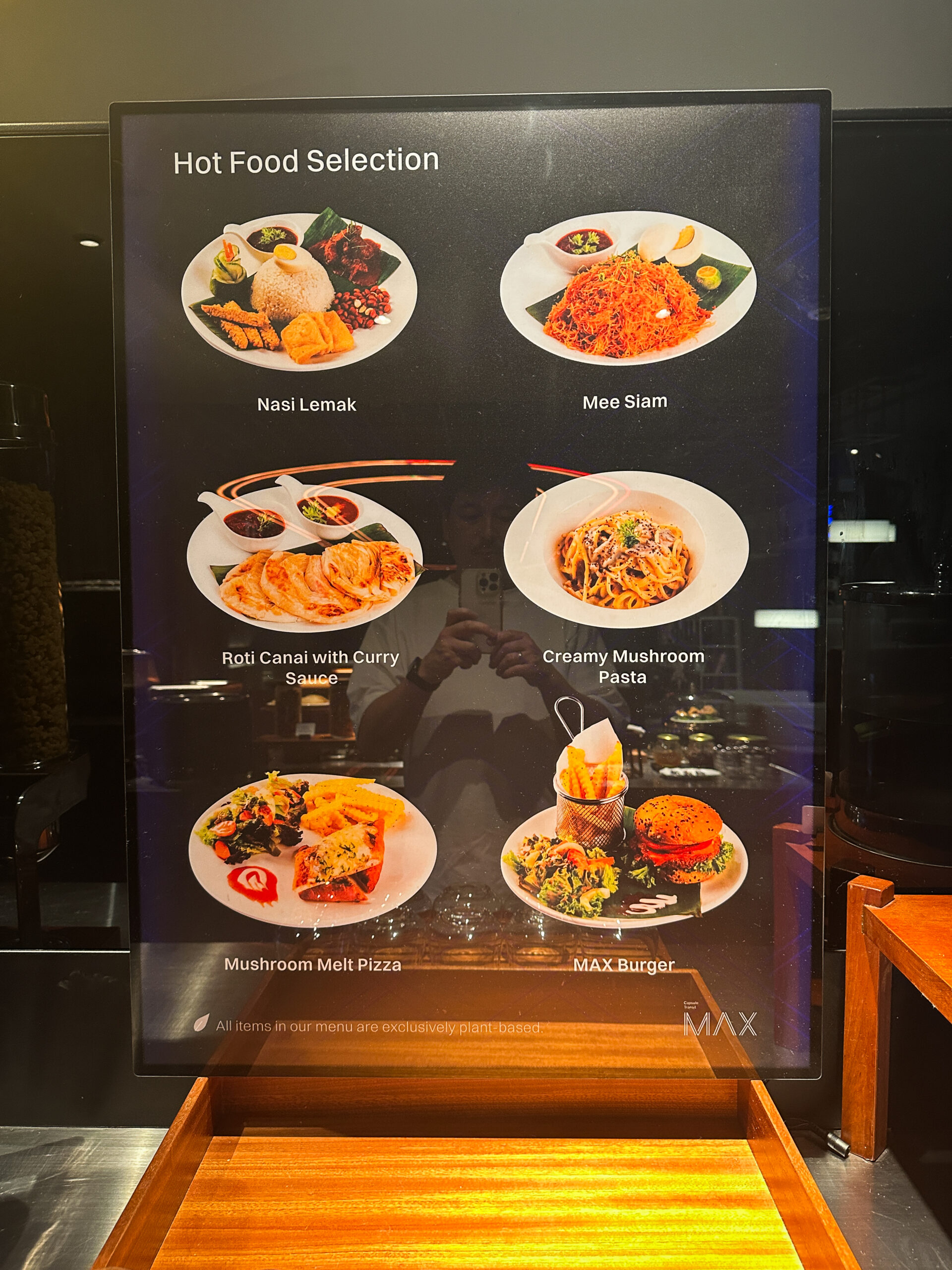 Capsule Transit MAX内のメインディッシュメニュー