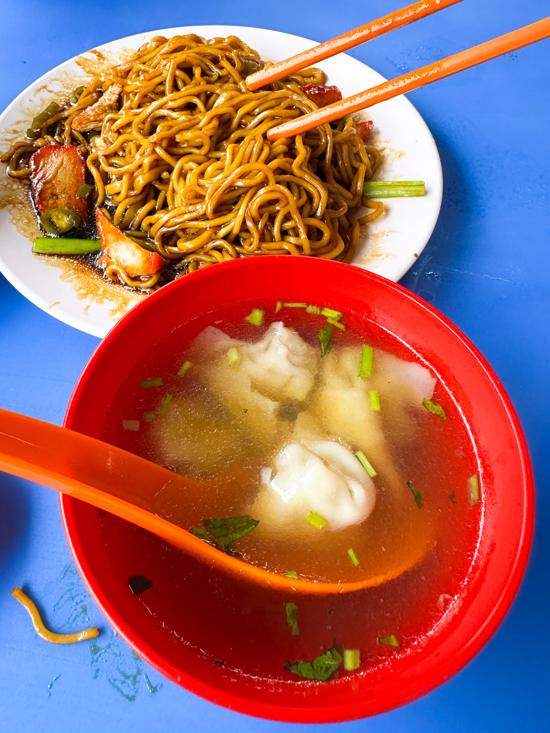 ワンタン入りスープとチャーシュー｜マレーシアの定番ワンタンミー